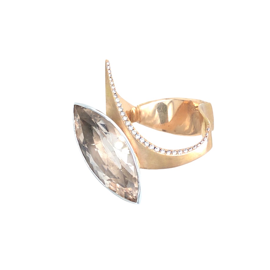 Der Smartcurve Ring MORGANIT aus 750er Gold bietet Ihnen exquisite Eleganz und Raffinesse. Mit seinem atemberaubenden Morganit im Navetteschliff mit 10,12ct und hochwertigem 750er Gold ist er die perfekte Wahl für besondere Anlässe.  EIne feine Brillantlinie betont die elegante Linienführung des Rings. Am besten tragen Sie ihn als Statement-Schmuckstück zur Abendgarderobe oder um Alltagsoutfits luxuriös aufzuwerten. Ein Must-have für Schmuckliebhaberinnen! Größe 56, UNIKAT