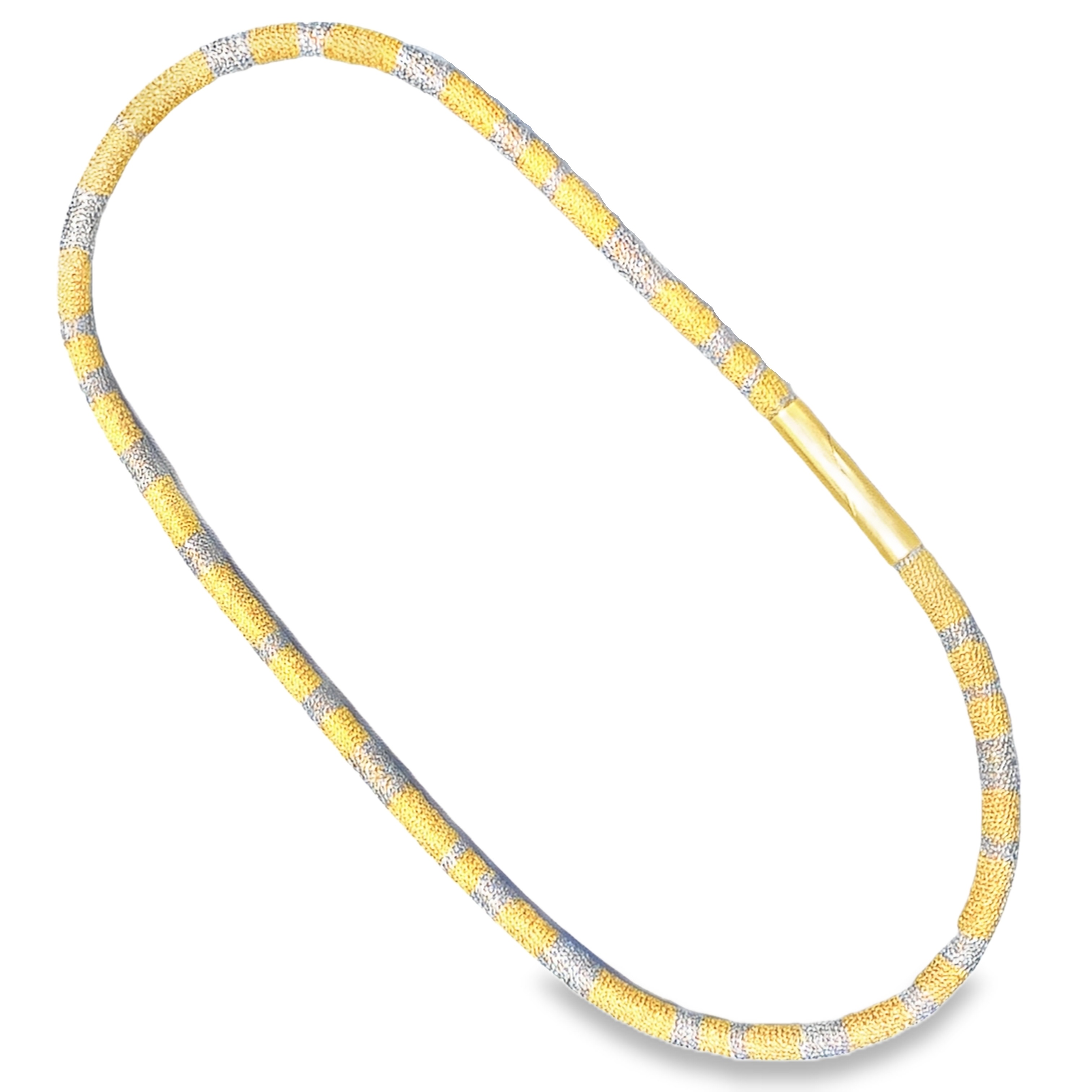 Aufwändig gearbeitete Strickkette aus Feingold und Feinplatin mit einem Gelenkmittelteil AUs Gold 750. Diese kann zu einem V oder einem glatten Zylinder verdreht werden, so zwei Tragvarianten entstehen. Länge ca 85cm. 
UNIKAT