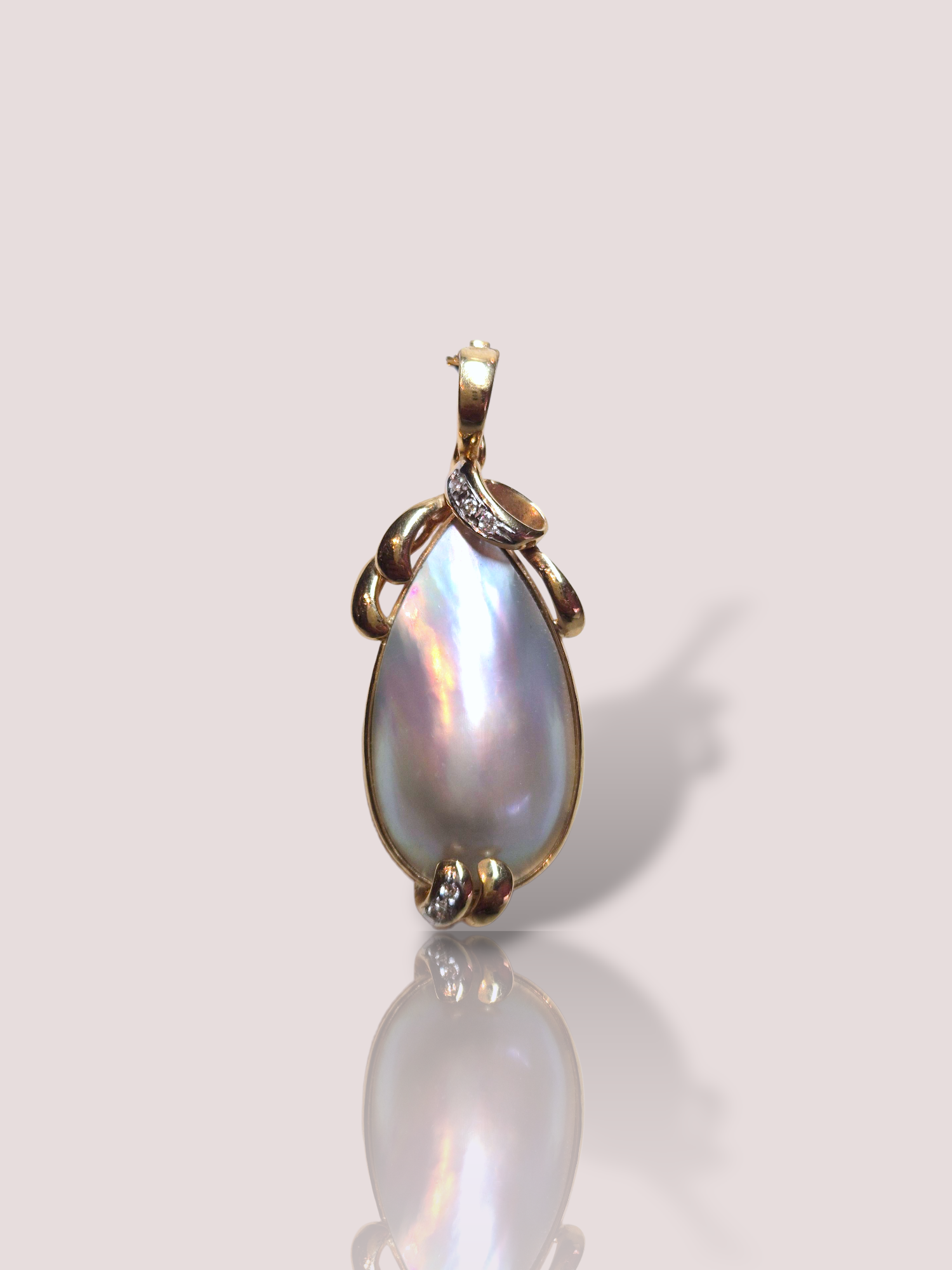 Deze Vintage 14k geelgouden hanger is een verfijnd juweel met parelmoer en diamanten. Ideaal voor dagelijks gebruik of speciale gelegenheden. Combineer deze hanger met een eenvoudige ketting voor een klassieke uitstraling, of draag hem met meerdere lagen voor een moderne look. Perfect als cadeau voor een geliefde of uzelf.

De hanger is 4,5 bij 1,6 cm en hangt prachtig om de hals.