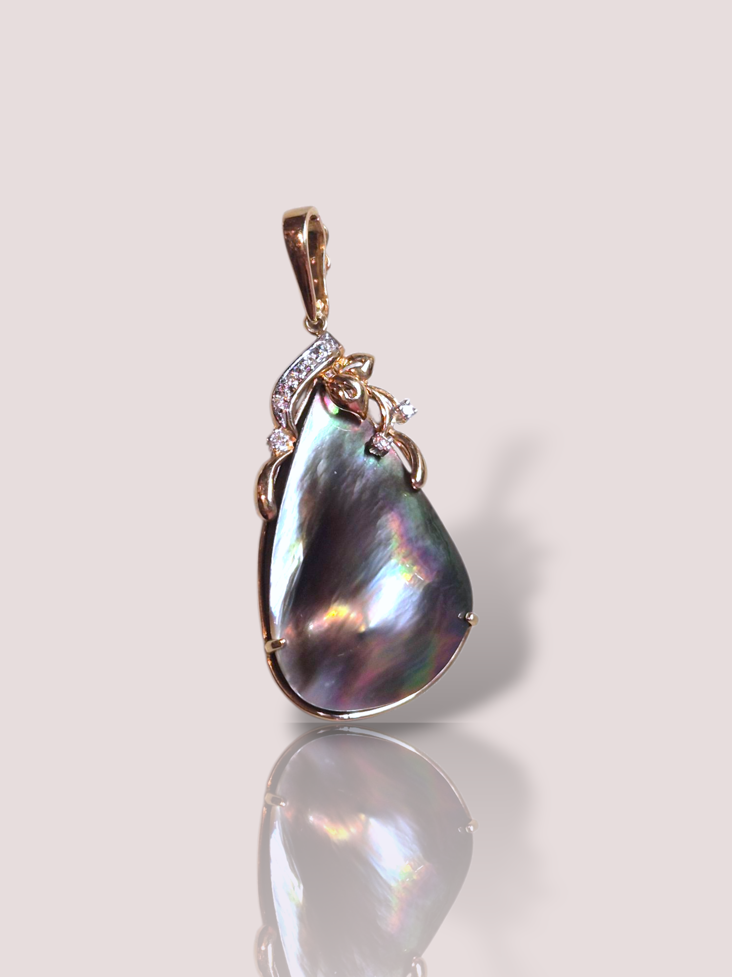 Deze Vintage Tahiti parelmoeren hanger met diamanten is een charmante hanger in de categorie sieraden. Dit verfijnde juweel straalt elegantie uit met zijn parelmoeren en schitterende diamanten accenten. Draag deze hanger aan een fijne ketting voor een stijlvolle en tijdloze uitstraling die elke outfit complementeert. Perfect voor speciale gelegenheden of dagelijks gebruik.