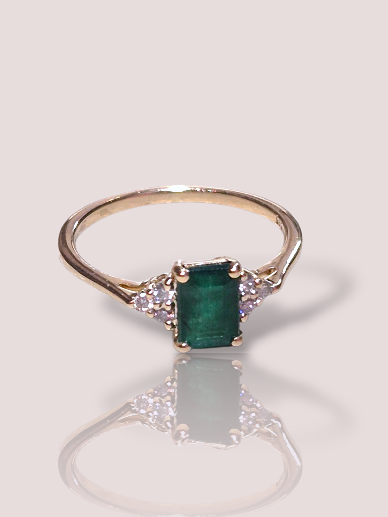De House of Bruens 14k geelgouden ring is voorzien van een smaragd en 6 diamanten. De smaragd is 1,06ct en de diamanten zijn tezamen 0,19ct is de kleur H, SI. Draag deze elegante ring als een statementstuk voor speciale gelegenheden of combineer met andere gouden sieraden voor een stijlvolle, tijdloze look.