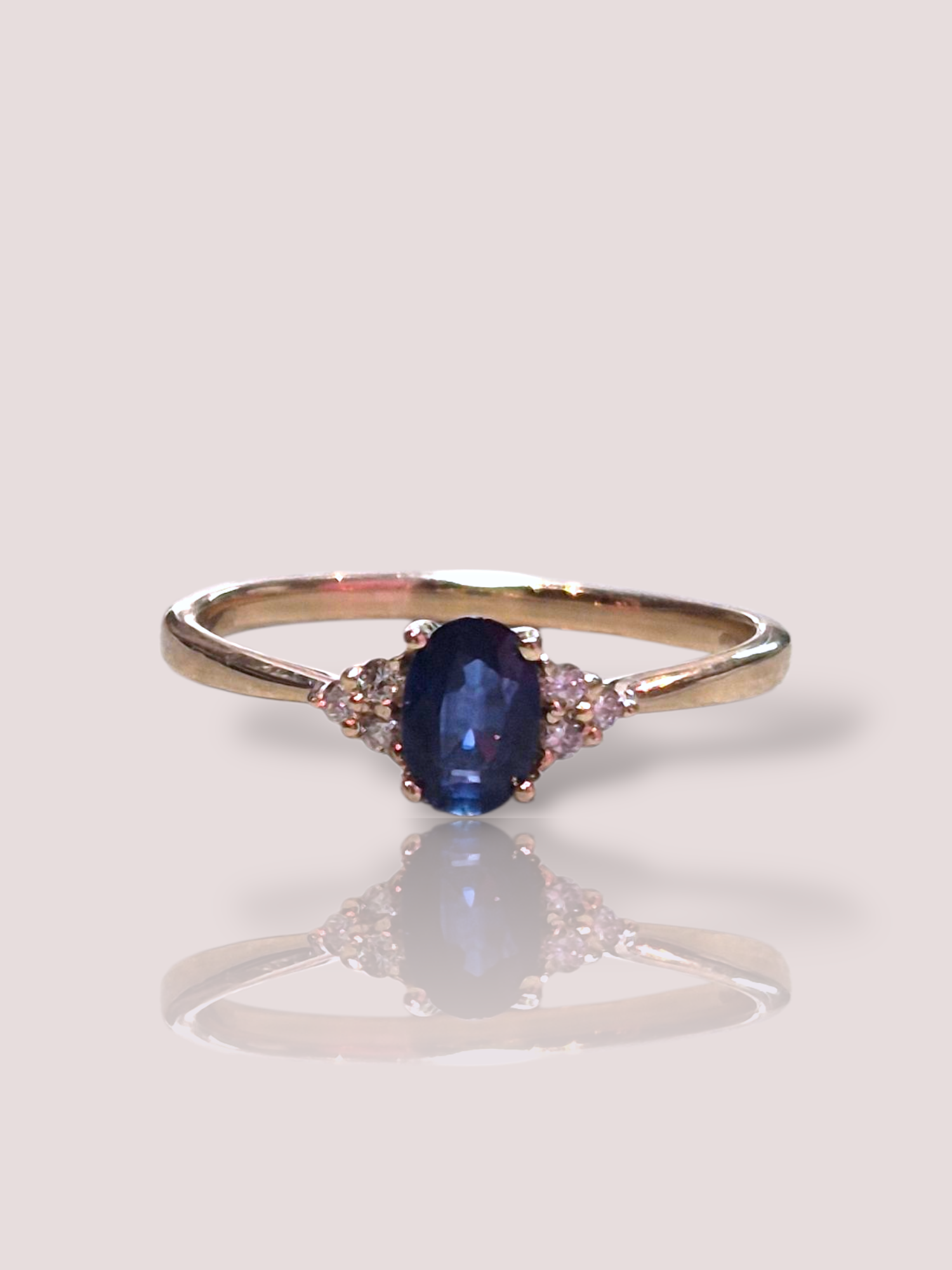 De House of Bruens Saffieren ring met diamantjes is een verfijnde damesring met een prachtige saffiersteen omringd door fonkelende diamantjes. Ideaal om te dragen bij speciale gelegenheden voor een elegante uitstraling. Combineer met andere zilveren of gouden sieraden voor een chique effect en laat de ring schitteren op je hand.

De diamanten wegen samen 0,13ct.