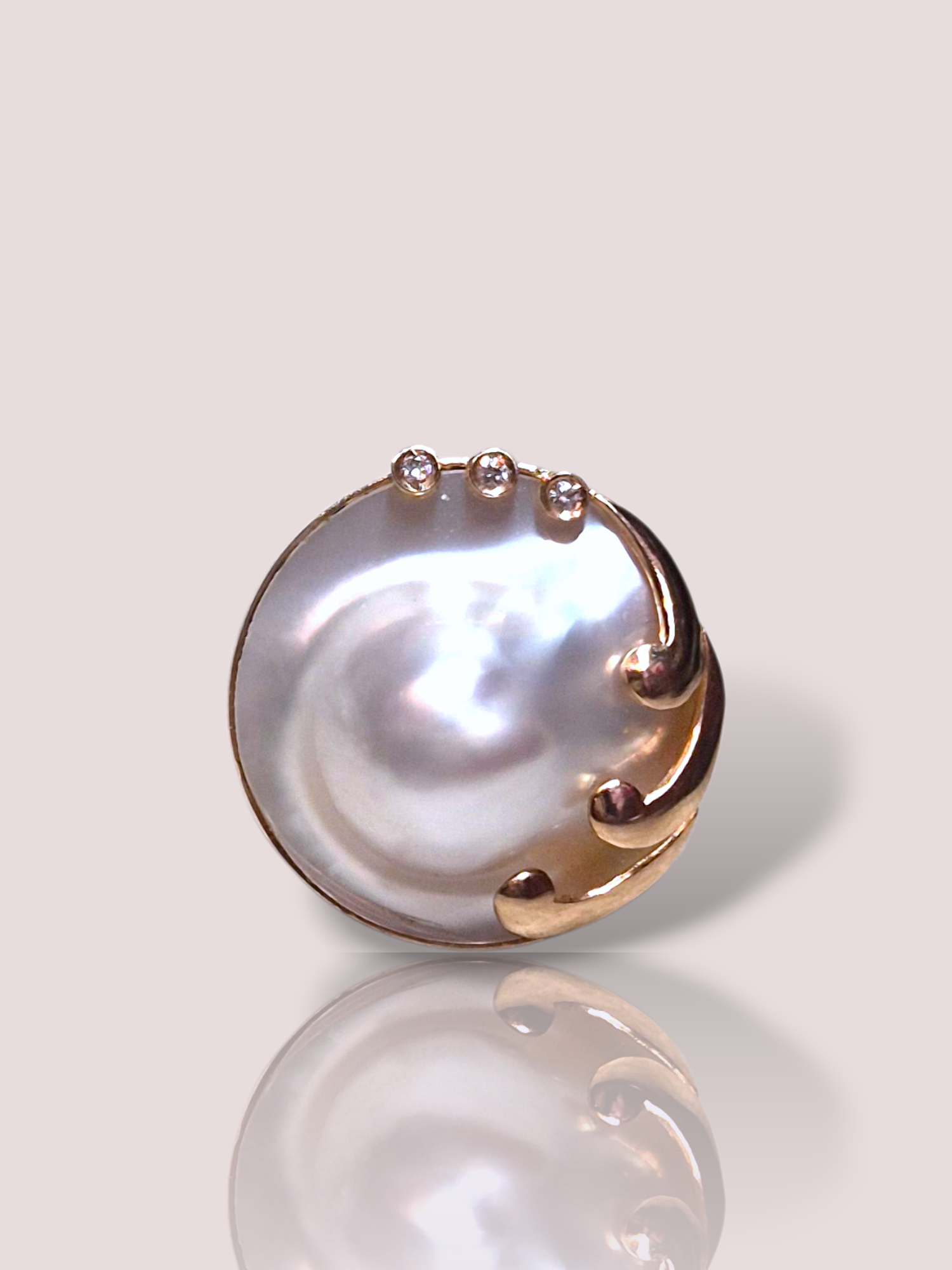 Deze vintage 14k geel gouden ring bevat een prachtige mabé parel en schitterende diamanten. Deze ring straalt elegantie en luxe uit. Draag deze statement ring solo om zijn unieke schoonheid te benadrukken of combineer met subtiele gouden sieraden voor een geraffineerde look. Perfect voor speciale gelegenheden of een stijlvolle dagelijkse uitstraling.