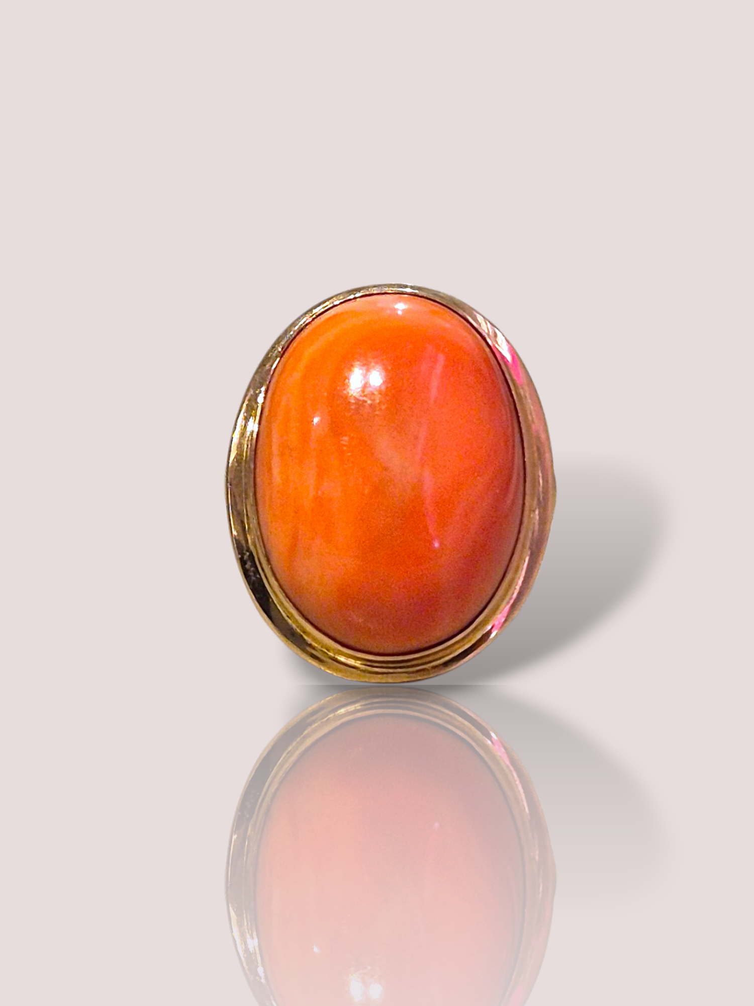 Deze vintage 14k geelgouden ring is voorzien van een prachtige Momo-koraalsteen. Perfect voor een elegante look en geschikt voor elke gelegenheid. Draag deze unieke ring solo voor een subtiele uitstraling, of combineer met andere sieraden voor een gedurfde, trendy stijl. Ideaal als statement piece of als verfijnde aanvulling op je sieradencollectie.

De ring is 2,5 bij 2 cm.