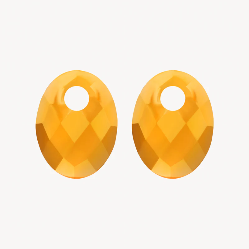 Hou je van speels en stylish? Dan zijn deze natuurstenen oorbedels iets voor jou. De ovaalvormige bedels zijn gemaakt van heldergele citrien met facetslijpsel. Ze zijn 20 mm hoog en passen om oorringen met maximaal 3 mm doorsnede. Prachtig samen met gouden oorbedels van Blush.