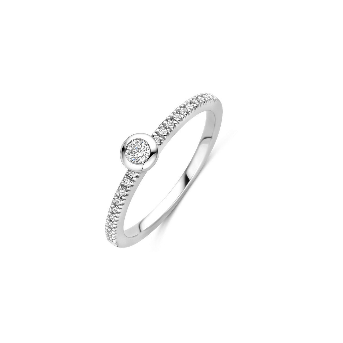 De MOMENTS zilveren ring met zirconia, valt binnen de categorie juwelen als een prachtige zilveren ring met fonkelende zirconia-steentjes. Draag deze elegante ring op maat 18 als accentstuk voor elke outfit, zowel casual als formeel. Perfect om te combineren met andere sieraden voor een verfijnde, stralende look.