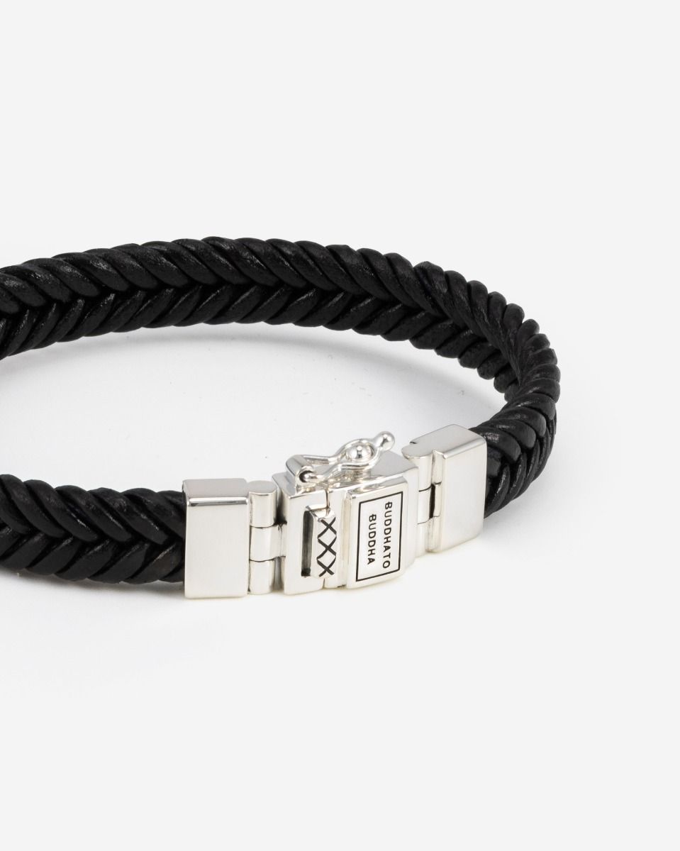 De Barbara Leren Armband Zwart, modelnummer 001J051380305, is een stijlvolle armband die perfect is voor elke gelegenheid. Kenmerken zijn GRS-gecertificeerd leer, gerecycled 925 sterling zilver, en een stijlvolle zwarte kleur. Met een gewicht van 16 gram en afmetingen van 4x9 cm past hij elegant om de pols. Draag het solo voor een verfijnde look.