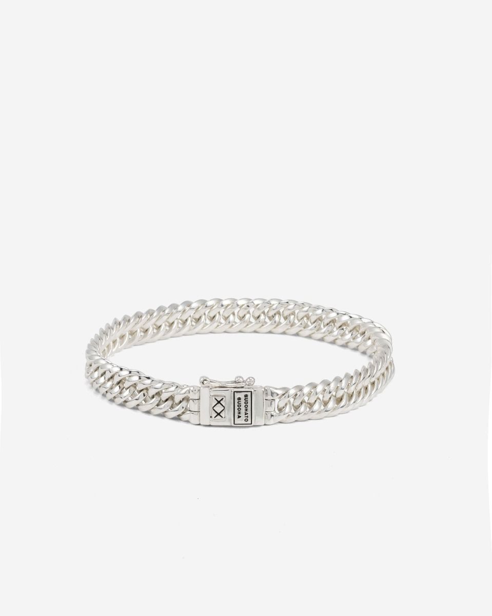 De Chain Mini Armband Zilver, modelnummer 001K010820104, is een prachtige fantasie armband van gerecycled 925 sterling zilver. Met een gewicht van 23 gram, hoogte van 3,1 mm en breedte van 7,5 mm, biedt het een elegante zilverkleurige uitstraling. Perfect te combineren met andere zilveren sieraden voor een verfijnde, duurzame look. Ideaal voor dagelijks gebruik of speciale gelegenheden.