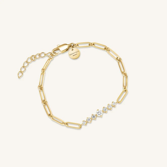 De Rosefield Bar Armband met Stenen, modelnummer JBCBG-J1023, is een verfijnde toevoeging aan uw sieradencollectie. Dit stijlvolle juweel is perfect voor zowel casual als formele gelegenheden. Draag het solo voor een subtiele elegante toets of mix en match met andere armbanden voor een trendy gestapelde look. Ideaal als persoonlijk cadeau.