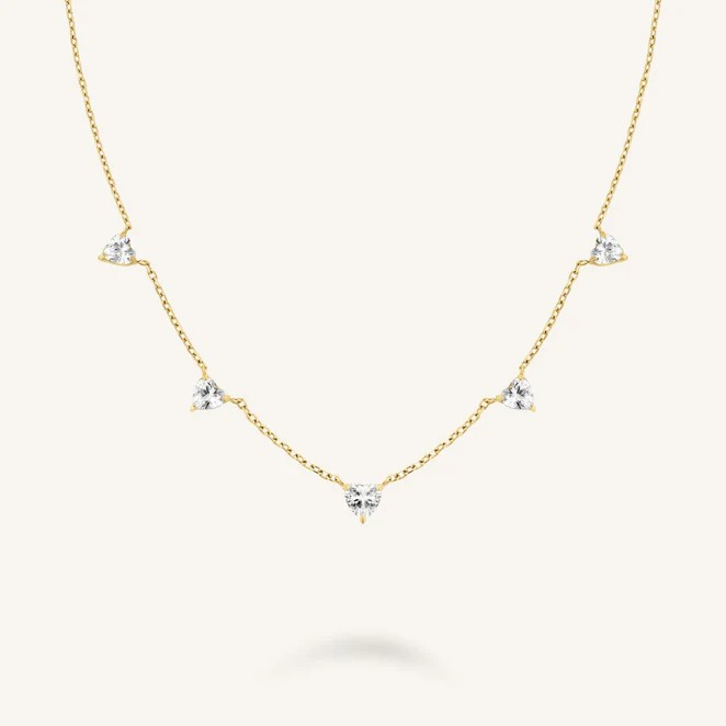 De Rosefield Row Hearts Necklace JNRHG-J1005 is een elegante ketting met een hartjeshanger, perfect als cadeau of als toevoeging aan je sieradencollectie. Deze ketting valt onder de categorie juwelen en geeft een verfijnde touch aan elke outfit. Draag het solo voor een subtiele look of combineer met andere kettingen voor een gelaagd effect.