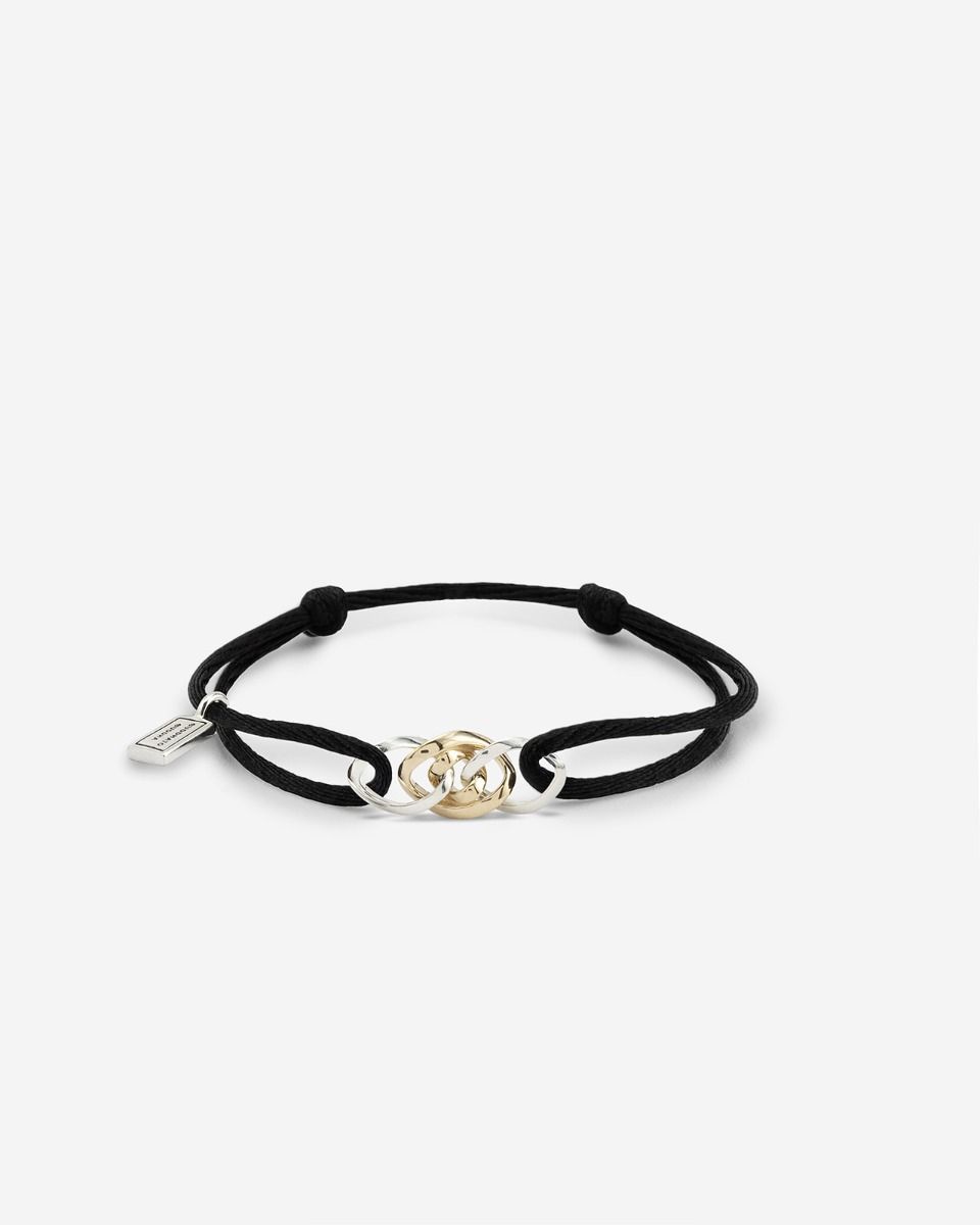 Met de Nathalie Koord Armband brengen we op subtiele wijze een eer uit aan de iconische Nathalie armband. Een verfijnd koord is verweven met het welbekende schakelontwerp, bestaande uit een samenspel tussen duurzaam gerecycled 925 sterling zilver en 14-karaat goud. Van onze ontwerpers in Amsterdam, tot onze ambachtslieden in Zuidoost-Azië,: dit tijdloze, iconische kunstwerk is een blijk van samenwerking. Draag hem als herinnering van onschatbare waarde, met een verstelbare pasvorm voor een ‘match made in heaven’-gevoel. Welke dierbare verbinding draag jij vanaf nu met je mee?