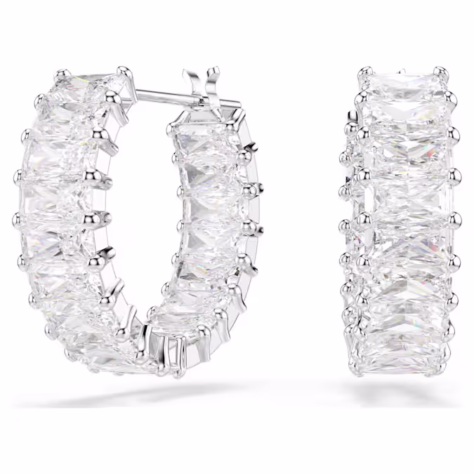 Vind uw mini-oorringstijl opnieuw uit met deze heldere dosis Matrix-licht. Elke oorbel met rhodium toplaag is gezet met Swarovski Zirkonia in baguette-slijpvorm en klauwzetting, wat een stralende halo toevoegt aan elke outfit. Combineer ze met een Matrix-ketting voor een algehele glans.