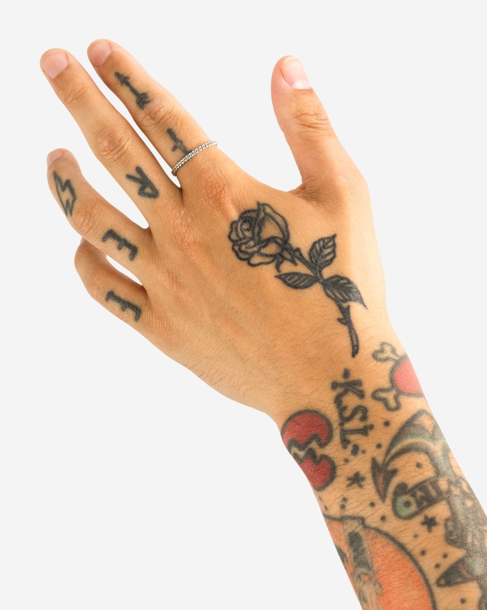 De BtB 345 Stacking Nathalie, modelnummer 001J023450116, is een stijlvolle ring met de volgende eigenschappen: CATEGORIE: JUWEEL, TYPE: RING, MAAT: 50. Deze ring is ideaal om te stapelen met andere ringen voor een moderne look. Draag hem solo voor een subtiele elegantie of combineer met meerdere voor een gedurfde stijl.