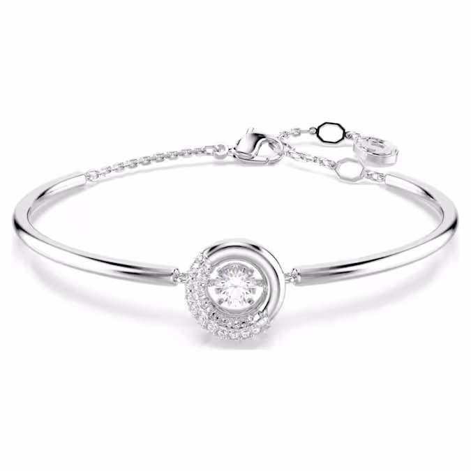 Vang het licht met deze prachtige Dextera-armband. Het ontwerp met rhodium toplaag en karabijnsluiting heeft een centrale ring die half bezet is met een pavé van heldere kristallen en een dansende Swarovski Zirkonia in het midden. Draag het met een bijpassende hanger om vreugde uit te stralen.