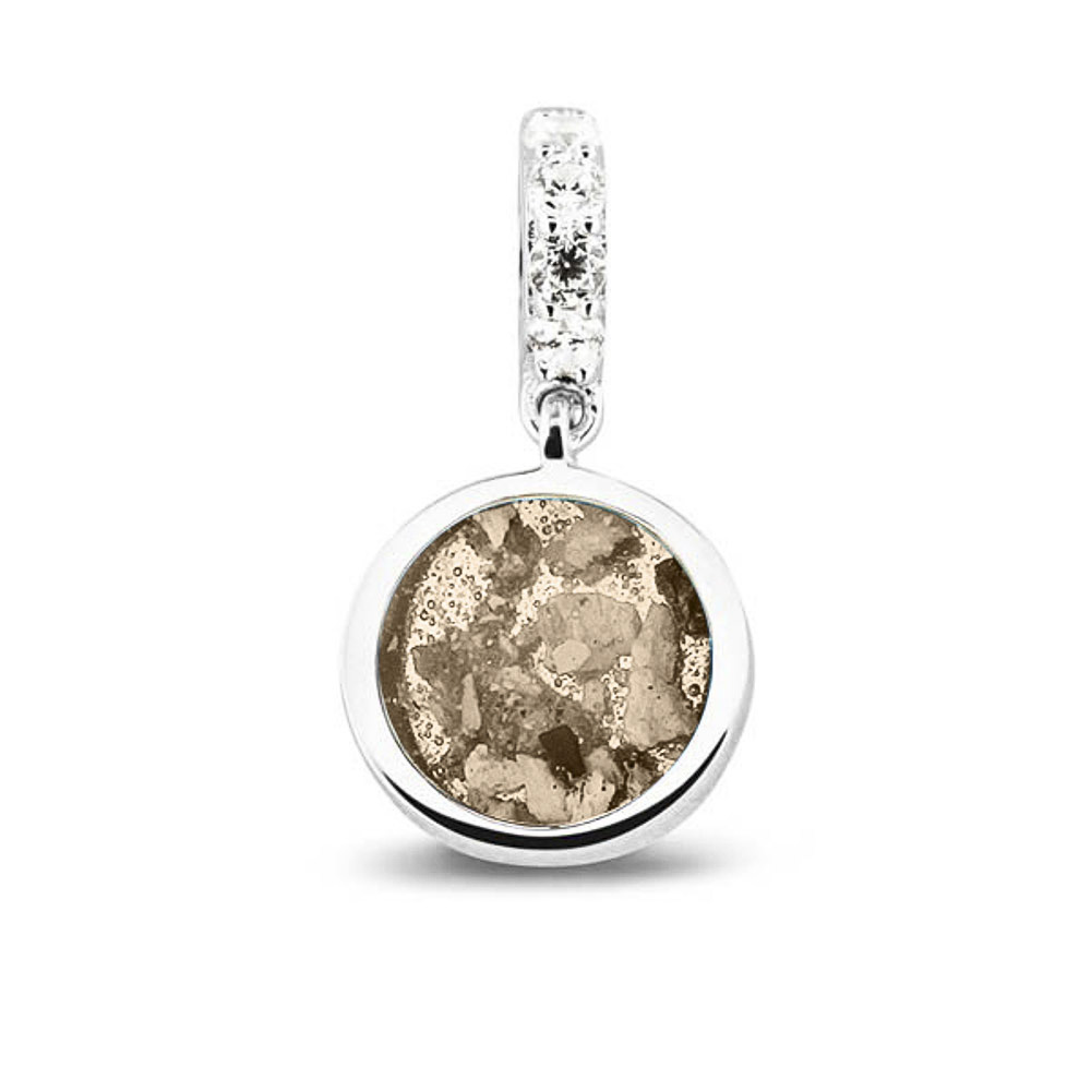 Ronde bedel hanger met Diamant of zirconia hangoog. De bedel wordt aan de voorkant gevuld met as of haar. De bedel is geschikt om aan armbanden 800 S, 811 S, 812 S of 813 S gedragen te worden. Tevens geschikt om aan een Pandora armband te dragen. Op de achterzijde is nog plek voor een gravure zoals bijvoorbeeld een naam, datum of vingerafdruk.

verkrijgbaar vanaf €119,-  in zilver 
en €1310,- in 14 krt goud met diamant

Door de fluctuerende goudkoers kunnen de prijzen veranderen.

Leverbaar In  zilver of 14krt geel/wit/of rosé Goud 
Steensoort: Diamant of Zirconia
en met alle verschillende hars kleuren naar keuze 

U kunt bij ons in de winkel het sieraad samenstellen en zien welke opties allemaal mogelijk zijn