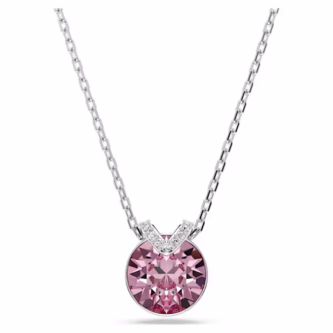 Deze romantische V-vormige hanger trekt alle ogen dankzij het centrale roze kristal in een zetting met een rhodium toplaag. Een sprankelende pavé voegt een extra laag schoonheid toe, terwijl de delicate ketting pure elegantie uitstraalt. Draag het samen met de bijpassende oorbellen voor een prachtige combinatie.