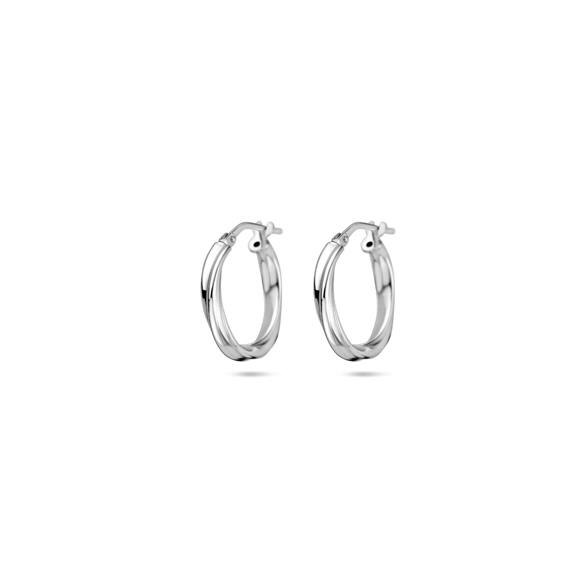 De Oorringen gedraaid 2,0 mm, modelnummer 1337956, zijn elegante, zilverkleurige creolen, gemaakt van rodiumgeplateerd materiaal en hoogglanzend afgewerkt. Deze sieraden wegen 1,68 gram en hebben een diameter van 16 mm. Ideaal voor dagelijks gebruik of speciale gelegenheden, combineren ze prachtig met zowel casual als formele outfits voor een verfijnde uitstraling.