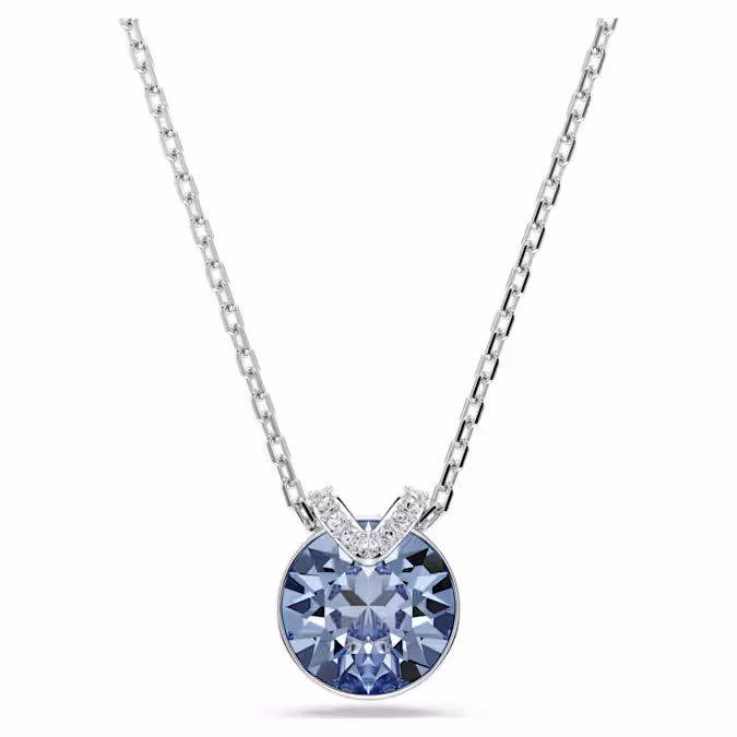 Deze stralende V-vormige hanger trekt alle ogen dankzij het centrale lichtblauwe kristal in een zetting met een rhodium toplaag. Een sprankelende pavé voegt een extra laag schoonheid toe, terwijl de delicate ketting pure elegantie uitstraalt. Draag het samen met de bijpassende oorbellen voor een prachtige combinatie.