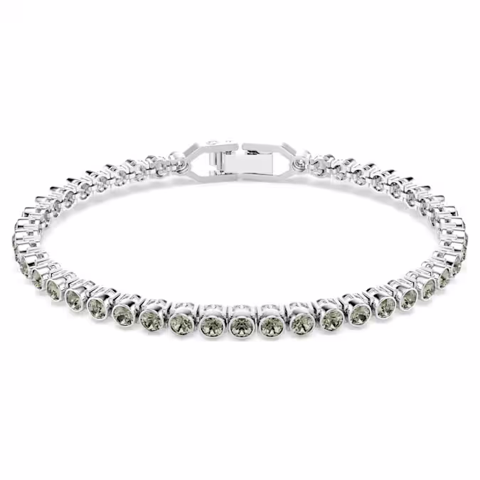 Een klassieke tennisarmband met een stralende uitstraling die veel zegt. Deze delicate streng met zwart kristallen in bezelzetting op een tennisarmband met rhodium toplaag is elegant en minimalistisch en maakt toch een gedurfd statement rond de pols. Het strakke ontwerp is voorzien van een stevige vouwsluiting en wordt geleverd met een extender. Draag hem om uw stijl op elk moment van de dag of nacht te accentueren.