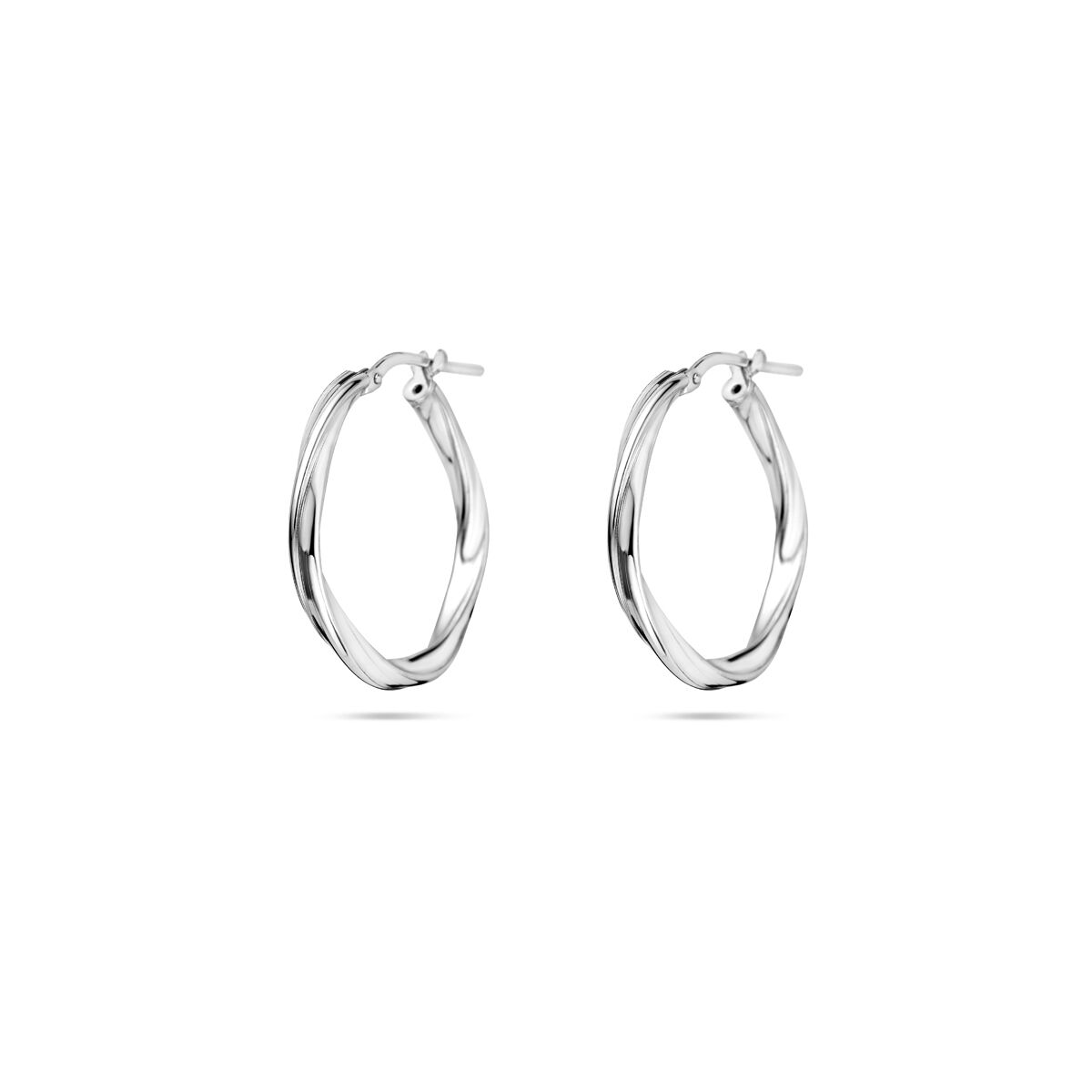 De Oorringen gedraaid 2,0 mm, modelnummer 1337962, zijn elegante creolen, afgewerkt met een rhodium plating voor een blijvende glans. De zilverkleurige oorringen hebben een diameter van 24 mm en een breedte van 2,5 mm, en wegen slechts 2,52 gram. Draag ze als oogverblindende statement-oorbellen bij zowel formele als casual outfits.