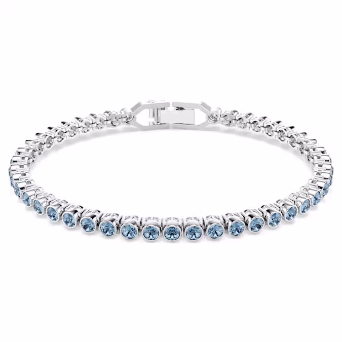 Een klassieke tennisarmband met een stralende uitstraling die veel zegt. Deze delicate streng met blauwe kristallen in bezelzetting op een tennisarmband met rhodium toplaag is elegant en minimalistisch en maakt toch een gedurfd statement rond de pols. Het kleurrijke ontwerp is voorzien van een stevige vouwsluiting en wordt geleverd met een extender. Draag hem om uw stijl op elk moment van de dag of nacht te accentueren