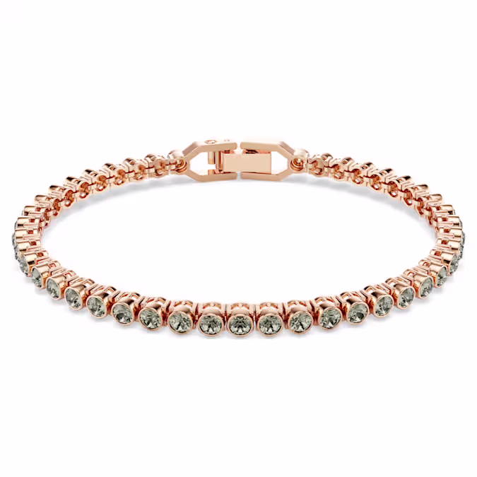 Een klassieke tennisarmband met een stralende uitstraling die veel zegt. Deze delicate streng met zwart kristallen in bezelzetting op een tennisarmband met roségoudkleurige toplaag is elegant en minimalistisch en maakt toch een gedurfd statement rond de pols. Het strakke ontwerp is voorzien van een stevige vouwsluiting en wordt geleverd met een extender. Draag hem om uw stijl op elk moment van de dag of nacht te accentueren.
