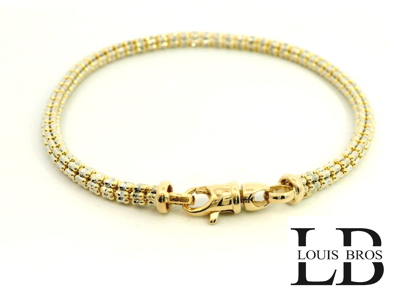 Deze elegante armband van 14 karaat goud (9.79 gr) is een verfijnde toevoeging aan elke sieradencollectie. De armband is uitgevoerd in een bicolor ontwerp, waarbij geelgoud en witgoud harmonieus samenkomen voor een tijdloze en veelzijdige uitstraling. Het fijne vlechtpatroon van de schakels geeft het sieraad een luxe textuur en een subtiele schittering bij elke beweging.

De armband is voorzien van een stevige karabijnsluiting die zorgt voor een veilige en comfortabele pasvorm. Perfect te dragen bij zowel formele als casual gelegenheden, en prachtig te combineren met andere sieraden.

Kenmerken:

Materiaal: 14 karaat geel- en witgoud

Ontwerp: Bicolor, gevlochten schakel

Sluiting: Karabijnhaak

Merk: Louis Bros (LB)

Stijl: Tijdloos, elegant en veelzijdig

Een schitterend cadeau voor uzelf of een dierbare – deze armband straalt klasse uit bij elke gelegenheid.