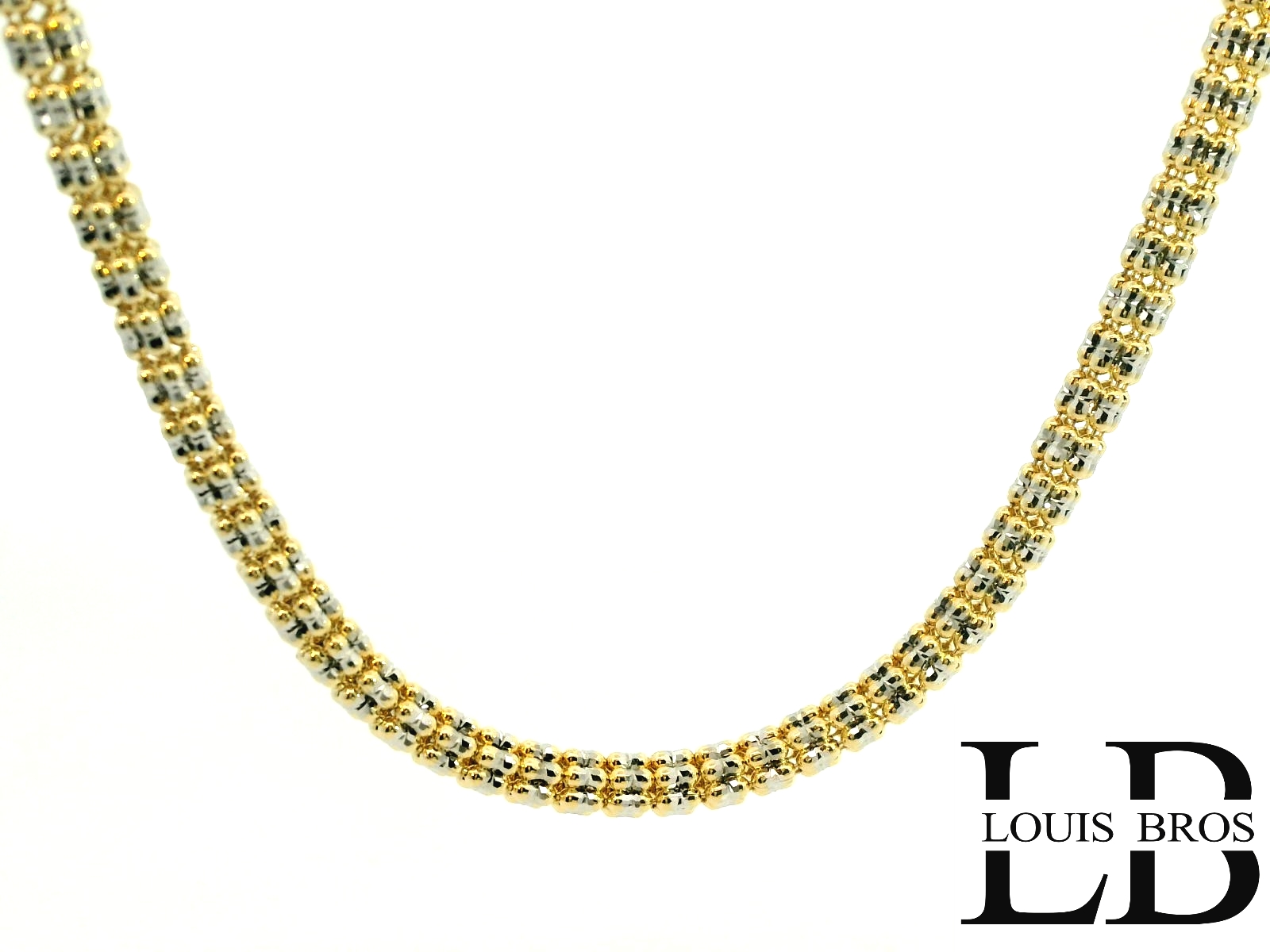 Breng elegantie en verfijning samen met dit schitterende bicolor collier van 14 karaat goud (21.80 gr). Dit meesterlijk vervaardigde collier combineert geelgoud en witgoud in een uniek, glinsterend vlechtpatroon dat direct in het oog springt. De fijne afwerking van de kleine bolschakels zorgt voor een luxe textuur en een prachtige lichtreflectie.

Voorzien van een stevige karabijnsluiting, biedt het collier zowel stijl als veiligheid. De subtiele, doch opvallende uitstraling maakt dit sieraad perfect voor dagelijks gebruik én bijzondere gelegenheden. Ideaal te combineren met bijpassende sieraden zoals de bijbehorende armband uit dezelfde serie.

Kenmerken:

Materiaal: 14 karaat geelgoud en witgoud

Ontwerp: Bicolor, gevlochten bolschakelketting

Sluiting: Veilige karabijnhaak

Merk: Louis Bros (LB)

Stijl: Klassiek, tijdloos en exclusief

Een sieraad dat luxe uitstraalt en moeiteloos klasse toevoegt aan elke outfit. Een prachtig cadeau of een investering in uw eigen sieradencollectie.