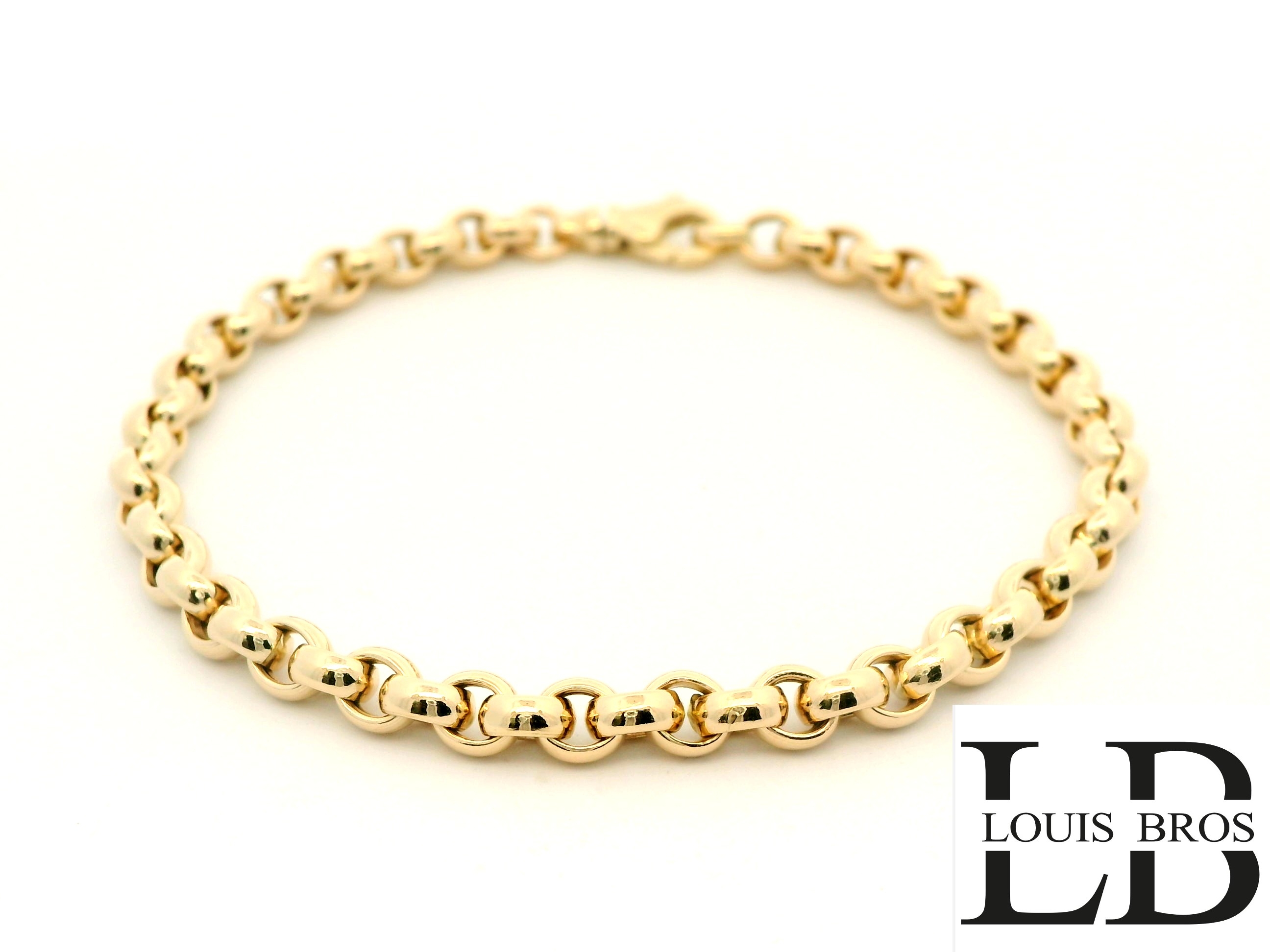 Deze verfijnde geelgouden armband met klassieke jassèron schakels is het toonbeeld van subtiele elegantie. Vervaardigd uit 14 karaat goud (7.15 gr) en met een dikte van 4,5 mm, biedt deze armband een perfecte balans tussen fijn vakmanschap en een tijdloze uitstraling.

De ronde jassèron schakels, ook wel ankerschakels genoemd, zorgen voor een vloeiende, sterke structuur en een zachte glans om de pols. De subtiele breedte maakt dit sieraad ideaal voor zowel dagelijks gebruik als speciale gelegenheden. De armband is afgewerkt met een stevige karabijnsluiting, wat zorgt voor draagcomfort en veiligheid.

Kenmerken:

Materiaal: 14 karaat geelgoud

Type schakel: Jassèron / ankerschakel

Dikte: ca. 4,5 mm

Sluiting: Karabijnsluiting

Stijl: Subtiel, klassiek en veelzijdig

Een tijdloos sieraad dat solo gedragen stijlvol is, maar ook prachtig combineert met andere armbanden. Perfect als geschenk of als waardevolle aanvulling op je eigen sieradencollectie.