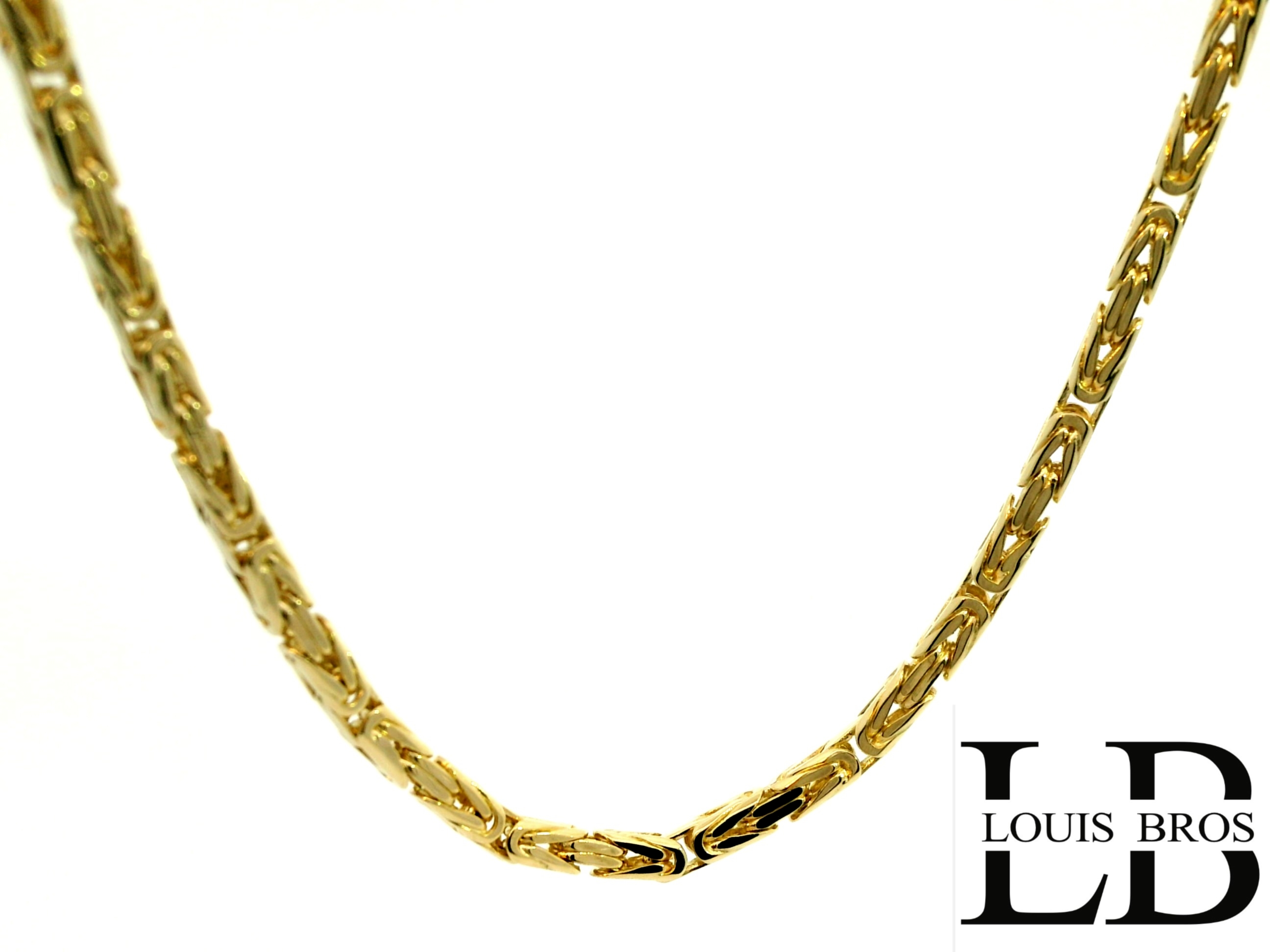 Dit fijne geelgouden collier is uitgevoerd in de klassieke koningsschakel en vervaardigd uit hoogwaardig 14 karaat massief goud (22.5 gr). Met een dikte van 2,5 mm is dit collier subtiel en verfijnd, maar dankzij de massieve schakels voelt het toch stevig en luxe aan.

De koningsschakel staat bekend om zijn sierlijke, in elkaar gevlochten ontwerp met een strakke, symmetrische uitstraling. Deze schakel geeft het collier een rijke structuur en een subtiele glans die bij elke beweging tot leven komt. Ondanks het slanke formaat zorgt de massieve uitvoering voor een voelbare kwaliteit en duurzaamheid.

De collier is afgewerkt met een stevige karabijnsluiting, die zorgt voor veiligheid en comfort tijdens het dragen.

Kenmerken:

Materiaal: 14 karaat massief geelgoud

Type schakel: Koningsschakel

Dikte: ca. 2,5 mm

Uitvoering: Subtiel en toch robuust dankzij massieve schakels

Sluiting: Veilige karabijnsluiting

Stijl: Elegant, tijdloos en verfijnd

Perfect voor wie houdt van een klassieke uitstraling met een moderne, minimalistische touch. Dit collier laat zich prachtig solo dragen, maar is ook ideaal te combineren met een hanger of andere gouden sieraden.