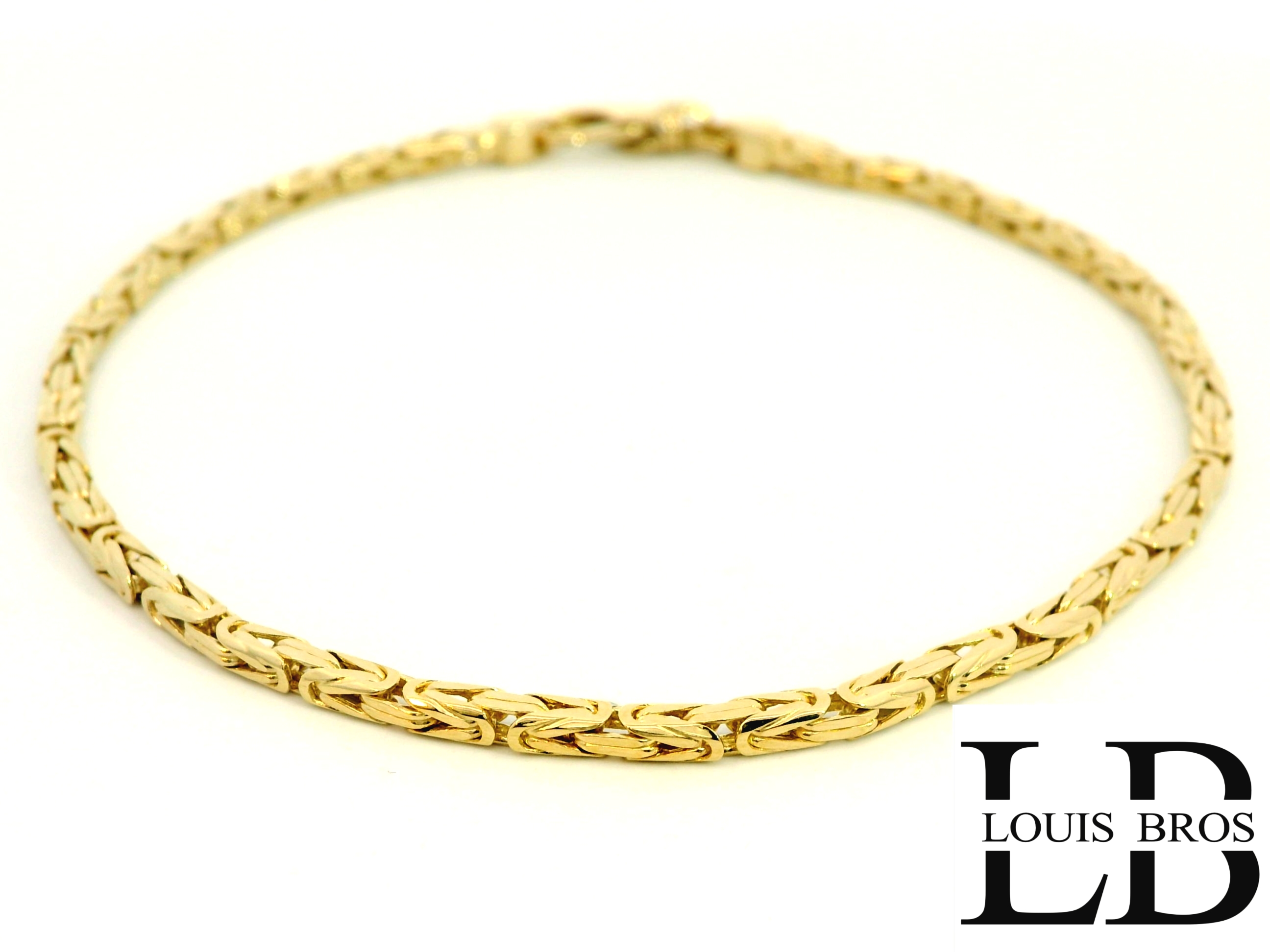 Deze prachtige geelgouden armband is uitgevoerd in de klassieke koningsschakel en vervaardigd uit 14 karaat massief goud (8.43 gr). Met een dikte van 2,5 mm is dit een subtiel sieraad dat toch een luxe en duurzame uitstraling heeft dankzij de massieve schakels.

De koningsschakel staat bekend om zijn verfijnde, gevlochten structuur die zorgt voor een rijke, tijdloze uitstraling. De schakels liggen strak in elkaar, wat de armband extra stevigheid en karakter geeft. Ideaal voor wie houdt van een klassiek ontwerp met een moderne, minimalistische touch.

Voorzien van een stevige karabijnsluiting, waardoor de armband veilig en comfortabel te dragen is, zowel dagelijks als bij speciale gelegenheden.

Kenmerken:

Materiaal: 14 karaat massief geelgoud

Type schakel: Koningsschakel

Dikte: ca. 2,5 mm

Uitstraling: Subtiel, klassiek en verfijnd

Sluiting: Stevige karabijnsluiting

Stijl: Tijdloos, elegant en duurzaam

Een armband die moeiteloos te combineren is met andere sieraden, maar ook op zichzelf een verfijnde indruk achterlaat. Perfect als stijlvol cadeau of als waardevolle aanvulling op je eigen collectie.