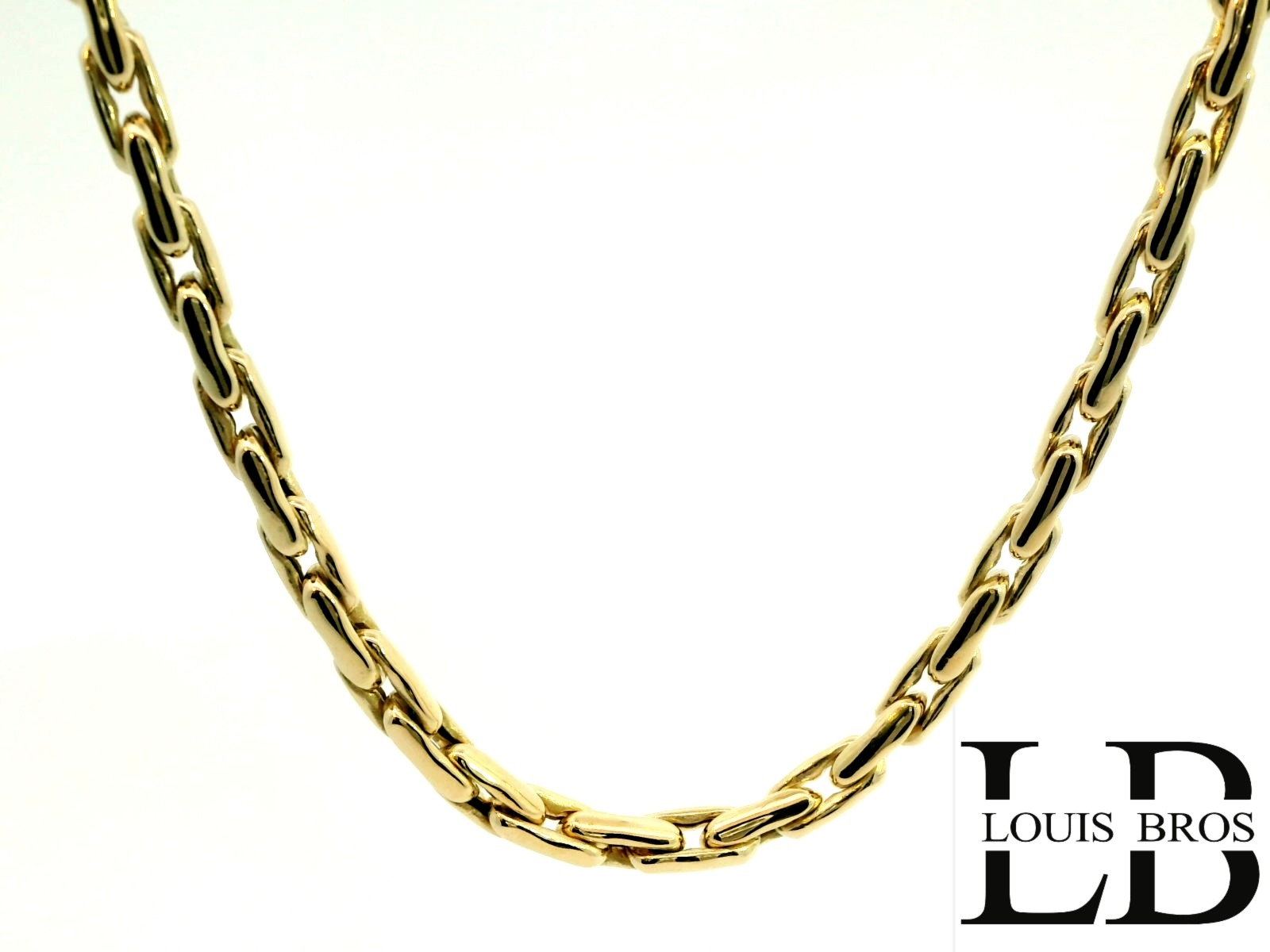 Dit elegante geelgouden collier is vervaardigd uit 14 karaat goud (15.32 gr) en straalt pure klasse en vakmanschap uit. De glanzende, ovale schakels vormen samen een soepel vallend collier met een luxueuze uitstraling, perfect voor dagelijks gebruik of een chique gelegenheid.

De schakels zijn stevig en massief, waardoor het collier niet alleen mooi oogt, maar ook garant staat voor duurzaamheid en langdurig draagplezier. De glad gepolijste afwerking zorgt voor een prachtige reflectie van het licht en laat het goud op subtiele wijze schitteren.

Het collier is afgewerkt met een stevige karabijnsluiting, die makkelijk in gebruik is en zorgt voor veiligheid en draagcomfort.

Kenmerken:

Materiaal: 14 karaat geelgoud

Uitvoering: Massieve schakels met hoogglans afwerking

Sluiting: Veilige karabijnsluiting

Stijl: Klassiek, elegant en tijdloos

Geschikt voor: Zowel dagelijks als formeel gebruik

Een veelzijdig sieraad dat op zichzelf al schittert, maar ook prachtig combineert met een hanger of andere gouden sieraden. Een waardevolle toevoeging aan elke sieradencollectie.