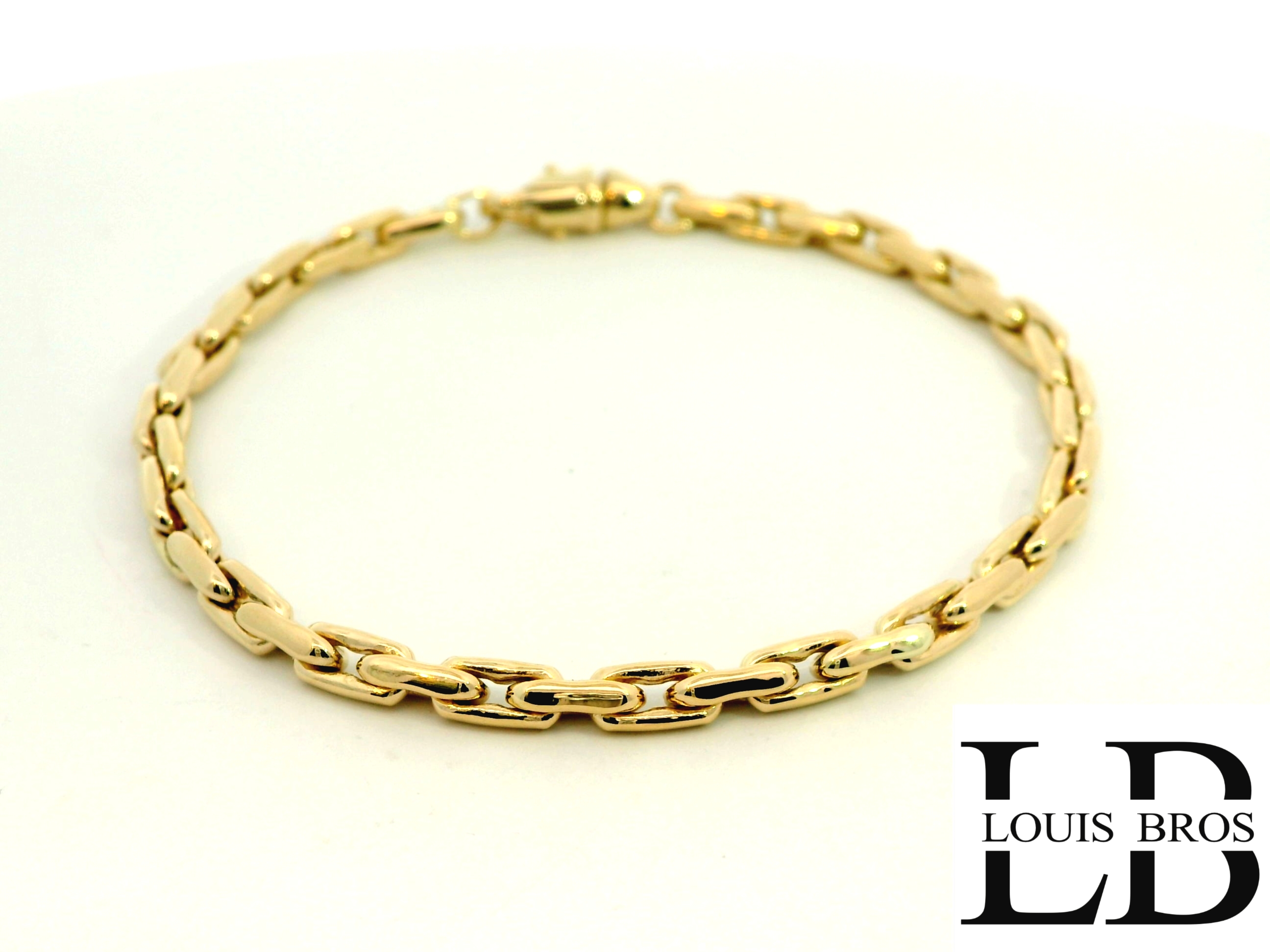 Deze stijlvolle geelgouden armband is vervaardigd uit 14 karaat massief goud (6.83 gr) en vormt een perfecte combinatie van elegantie en stevigheid. De prachtig afgewerkte ovale schakels zijn glad gepolijst en zorgen voor een subtiele glans bij elke beweging.

Met zijn klassieke en tijdloze ontwerp is deze armband geschikt voor dagelijks gebruik, maar ook perfect als verfijnde aanvulling op een formele outfit. De massieve schakels geven de armband een voelbare kwaliteit en duurzaamheid, zonder in te boeten aan draagcomfort of verfijning.

De armband is voorzien van een stevige karabijnsluiting, die zorgt voor veiligheid en gemak bij het om- en afdoen.

Kenmerken:

Materiaal: 14 karaat massief geelgoud

Uitvoering: Ovale schakels met hoogglans afwerking

Sluiting: Veilige karabijnsluiting

Stijl: Elegant, tijdloos en duurzaam

Draagmoment: Dagelijks of bij speciale gelegenheden

Een klassiek sieraad met moderne finesse – stijlvol op zichzelf, maar ook prachtig te combineren met het bijpassende collier.
