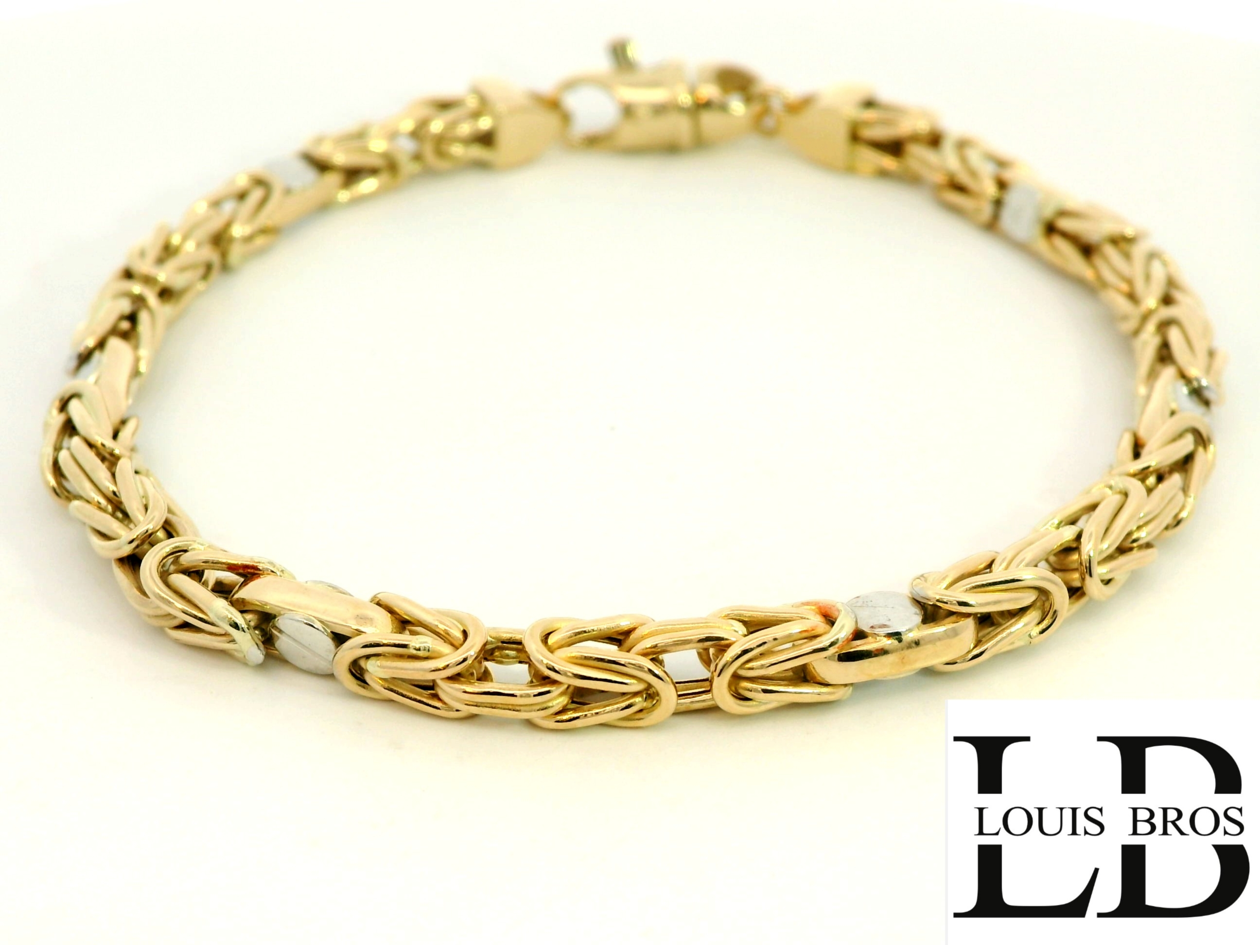 Deze bicolor gouden armband is een verfijnd staaltje vakmanschap en perfect voor de moderne man die houdt van stijlvolle klasse. Vervaardigd uit 14 karaat geel- en witgoud (12.15 gr), heeft deze armband een koningsschakel die bekend staat om zijn rijke, gedetailleerde structuur en krachtige uitstraling.

De combinatie van geel- en witgoud geeft de armband een exclusieve en luxe uitstraling, die moeiteloos past bij zowel zakelijke als casual kleding. Dankzij de massieve schakels voelt de armband stevig aan, terwijl het ontwerp toch elegant en subtiel blijft.

Afgewerkt met een sterke karabijnsluiting voor veilig en comfortabel dagelijks gebruik.

Kenmerken:

Materiaal: 14 karaat geel- en witgoud (bicolor)

Schakeltype: Koningsschakel – klassiek, krachtig en stijlvol

Doelgroep: Heren

Sluiting: Stevige karabijnsluiting

Stijl: Elegant, mannelijk en tijdloos

Draagmoment: Zowel casual als formeel

Een hoogwaardige armband voor de man met oog voor detail – een stijlvol statement aan de pols.