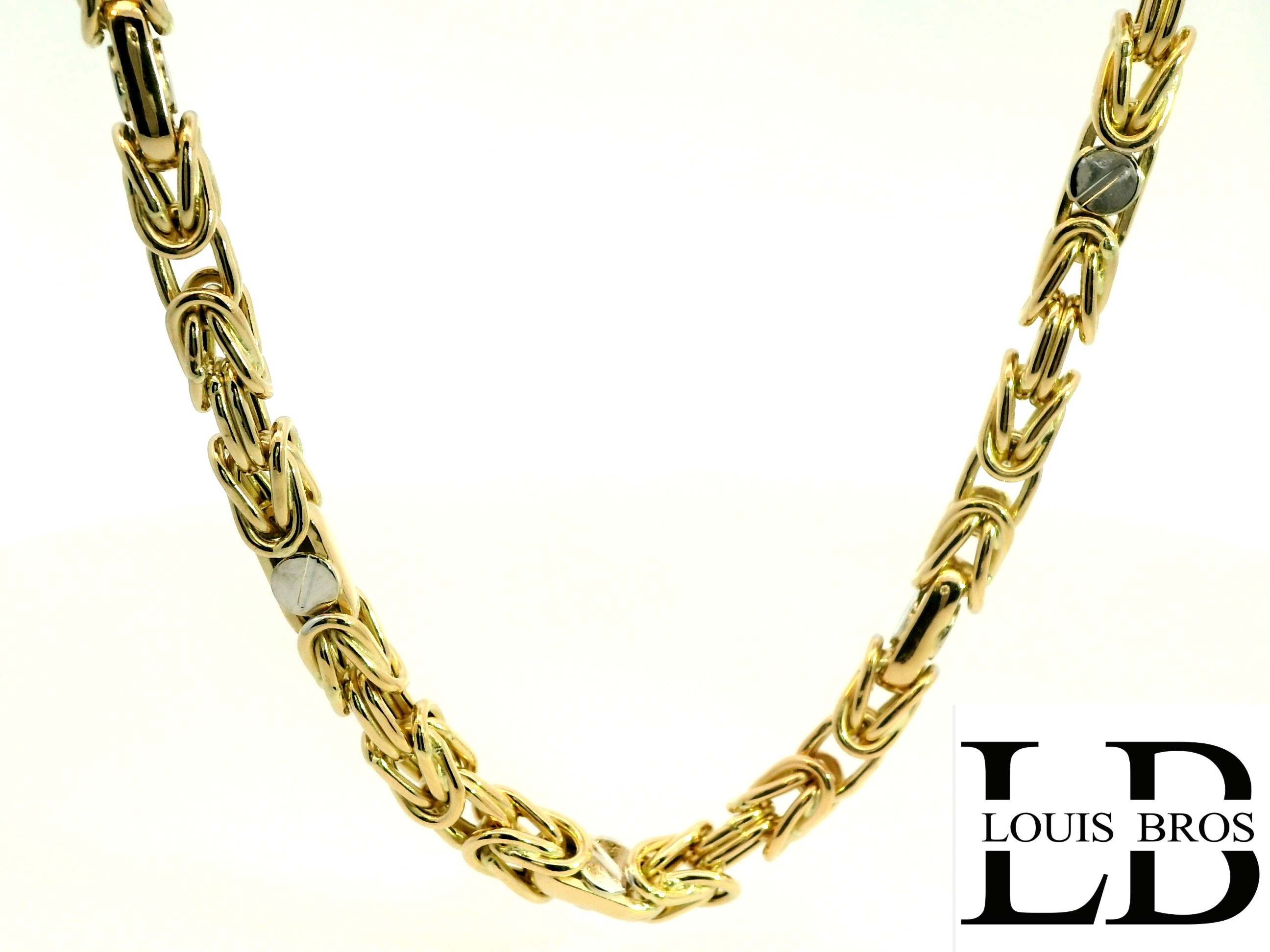 Dit bicolor gouden koningsschakel collier is het perfecte sieraad voor de man die stijl en klasse wil uitstralen. Gemaakt van hoogwaardig 14 karaat geel- en witgoud (29.17 gr), combineert dit collier kracht met verfijning. De koningsschakel – bekend om zijn gedetailleerde, robuuste structuur – zorgt voor een opvallende en luxueuze uitstraling.

De combinatie van geelgoud en witgoud maakt het collier veelzijdig en moeiteloos te combineren met andere sieraden of accessoires. Door de massieve schakels voelt het collier solide aan, terwijl de elegante afwerking zorgt voor een stijlvolle en verzorgde look.

Voorzien van een stevige karabijnsluiting die veiligheid en gebruiksgemak garandeert.

Kenmerken:

Materiaal: 14 karaat bicolor goud (geel- en witgoud)

Schakeltype: Koningsschakel – robuust en gedetailleerd

Doelgroep: Heren

Sluiting: Veilige karabijnsluiting

Stijl: Stoer, elegant en tijdloos

Draagmoment: Perfect voor dagelijks gebruik én formele gelegenheden

Een collier dat karakter uitstraalt – voor de man die houdt van kwaliteit, klasse en vakmanschap.