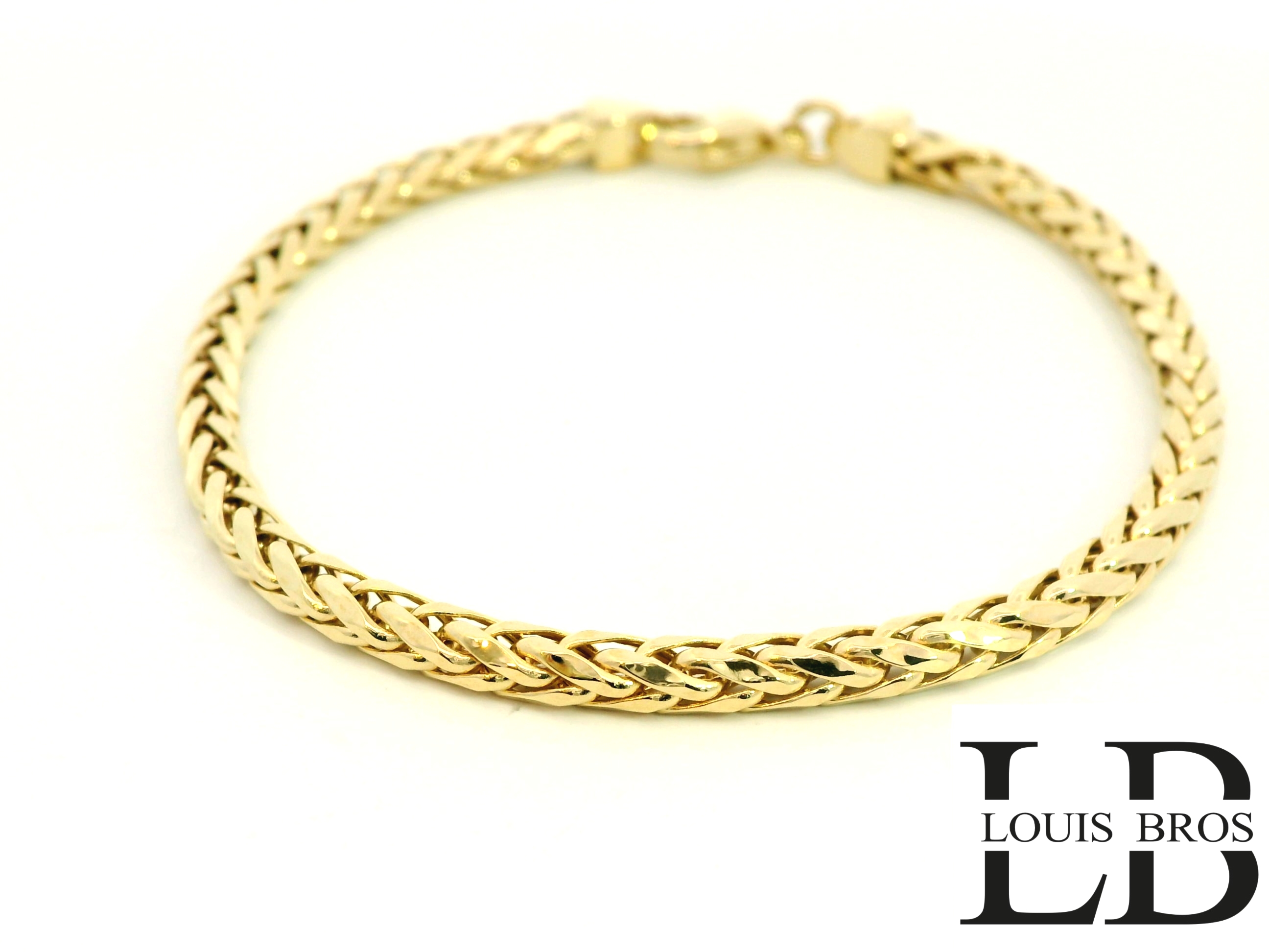 Deze elegante geelgouden armband is vervaardigd uit hoogwaardig 14 karaat goud (5.86 gr) en uitgevoerd met verfijnde gevlochten schakels. Het gevlochten ontwerp geeft de armband een rijke en luxe uitstraling, waarbij de schakels op kunstige wijze in elkaar zijn verweven voor een soepel en stijlvol geheel.

De structuur zorgt voor een prachtige lichtval en maakt de armband tot een echte blikvanger — subtiel, maar met karakter. Of je nu op zoek bent naar een sieraad voor dagelijks gebruik of voor een speciale gelegenheid, deze armband biedt de perfecte balans tussen elegantie en draagcomfort.

Afgewerkt met een stevige karabijnsluiting, wat zorgt voor veiligheid én een prettige pasvorm.

Kenmerken:

Materiaal: 14 karaat geelgoud

Schakeltype: Gevlochten schakels

Uitstraling: Elegant, klassiek en tijdloos

Sluiting: Solide karabijnsluiting

Draagmoment: Zowel geschikt voor dagelijks gebruik als feestelijke gelegenheden

Een armband die vakmanschap en stijl verenigt – een tijdloos sieraad dat in geen enkele sieradencollectie mag ontbreken.

