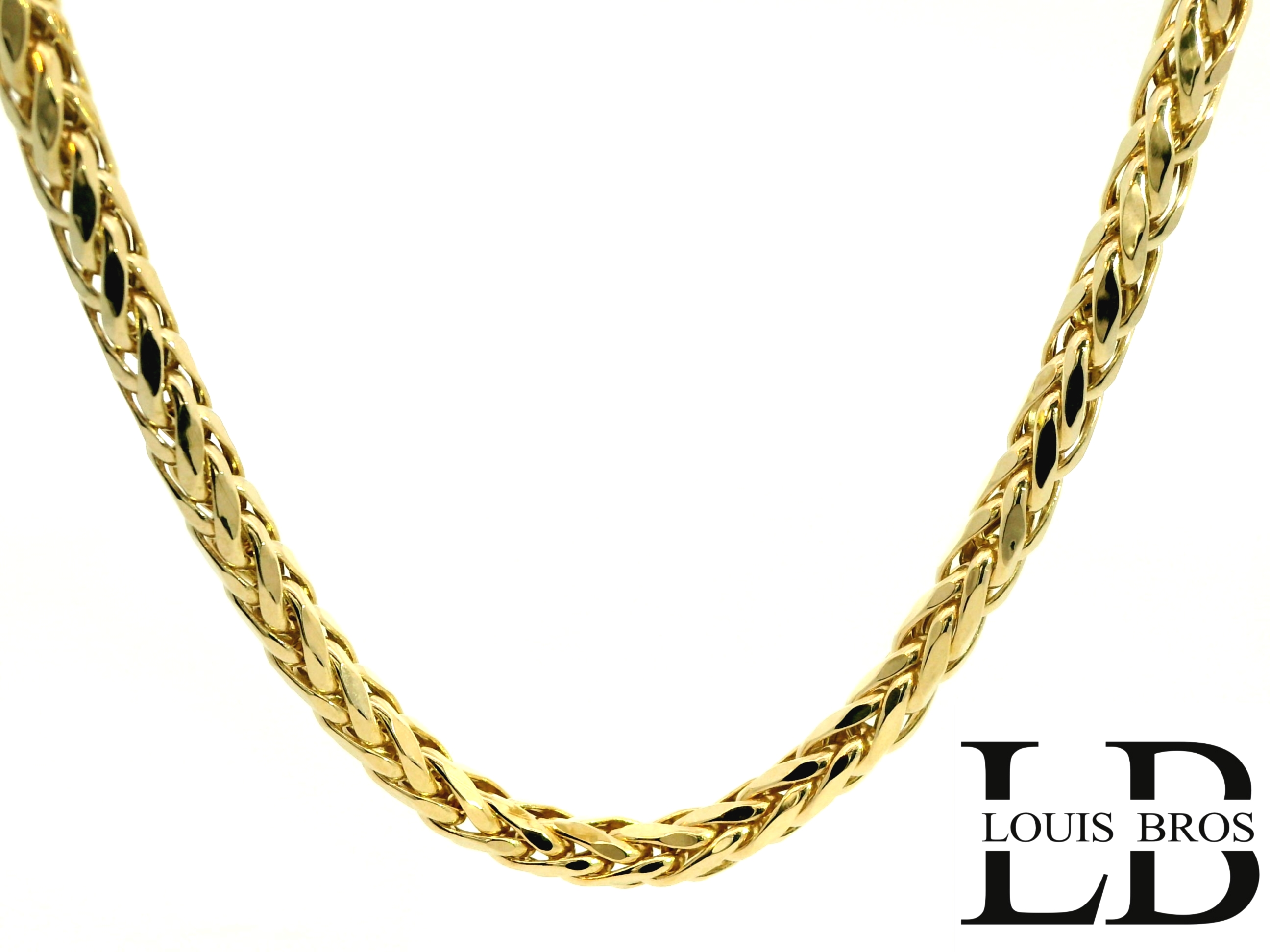 Dit elegante geelgouden collier is vervaardigd uit 14 karaat goud (12.68 gr) en uitgevoerd met prachtige gevlochten schakels, die zorgen voor een klassieke en verfijnde uitstraling. Het vakmanschap is duidelijk zichtbaar in de verfijnde vlechtstructuur, waarbij elke schakel nauwkeurig in elkaar grijpt en zorgt voor een soepel vallend sieraad met een subtiele glans.

Het collier sluit mooi aan om de hals en combineert moeiteloos met zowel formele als casual outfits. De massieve uitvoering staat garant voor kwaliteit en een luxe gevoel, zonder te overdrijven in uitstraling.

Voorzien van een stevige karabijnsluiting voor extra draagcomfort en veiligheid.

Kenmerken:

Materiaal: 14 karaat geelgoud

Schakeltype: Gevlochten schakels

Afwerking: Gepolijst, met verfijnde vlechtstructuur

Sluiting: Veilige karabijnsluiting

Stijl: Tijdloos, elegant en veelzijdig

Draagmoment: Geschikt voor dagelijks gebruik of speciale gelegenheden

Een klassiek en duurzaam collier dat op zichzelf straalt, maar ook prachtig te combineren is met de bijpassende armband.