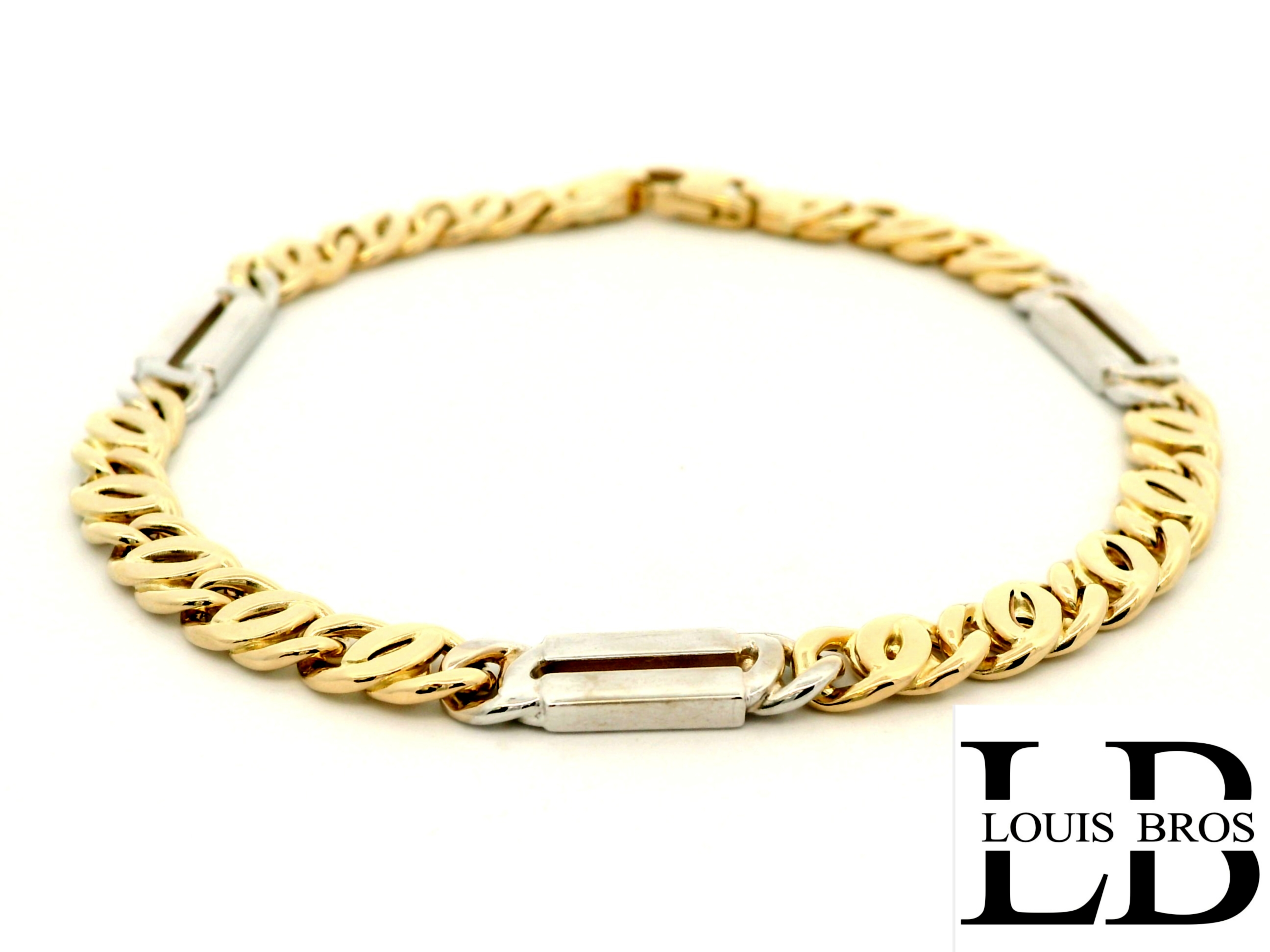 Deze bicolor 14 karaat gouden armband (13.61 gr) is speciaal ontworpen voor de moderne man die houdt van klasse met karakter. De combinatie van geelgoud en witgoud geeft de armband een krachtige, maar verfijnde uitstraling. Het contrast tussen de twee goudtinten zorgt voor een luxe en tijdloos effect dat zowel opvalt als makkelijk te combineren is.

De schakels zijn robuust en strak vormgegeven, waardoor de armband een stoere uitstraling heeft, zonder in te leveren op stijl en elegantie. Dankzij de massieve uitvoering voelt de armband solide en duurzaam aan — perfect voor dagelijks gebruik én bijzondere gelegenheden.

Afgewerkt met een stevige karabijnsluiting voor een veilige en comfortabele pasvorm.

Kenmerken:

Materiaal: 14 karaat bicolor goud (geel- en witgoud)

Uitstraling: Stoer, stijlvol en elegant

Doelgroep: Heren

Afwerking: Hoogglans gepolijst

Sluiting: Veilige karabijnsluiting

Geschikt voor: Dagelijks gebruik of formele gelegenheden

Een sieraad dat kracht en verfijning moeiteloos combineert – voor de man met smaak en zelfvertrouwen.