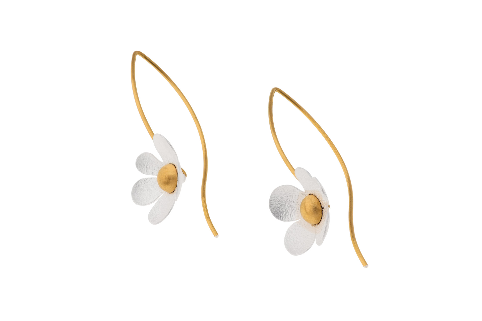 Entdecken Sie die eleganten Ohrschmuck Silber vergoldet Blüten. Diese Creolen-Ohrringe verzaubern durch ihr blütenhaftes Design und die edle, vergoldete Silberoptik. Perfekt kombinierbar mit schlichten Outfits oder als Highlight zu eleganter Abendgarderobe. Lassen Sie Ihren Look erstrahlen und setzen Sie stilvolle Akzente. Perfekt für besondere Anlässe!