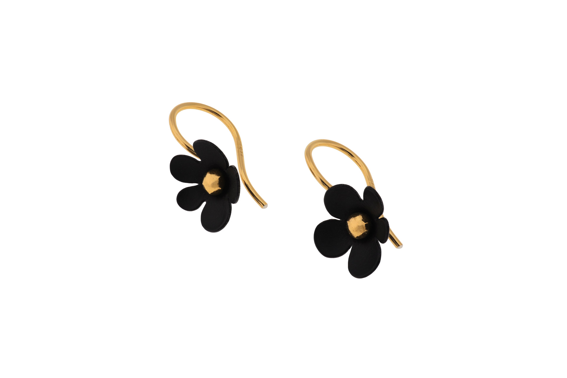 Dieser Ohrschmuck  besticht durch seine Kombination aus geschwärztem und vergoldetem Silber. Als Blüten-Ohrringe sind sie perfekt für elegante Abendveranstaltungen oder besondere Anlässe. Kombinieren Sie diesen zeitlosen Schmuck mit einer Hochsteckfrisur oder einem schicken Zopf, um die Details perfekt zur Geltung zu bringen. Ein Must-have für jede Schmucksammlung.
