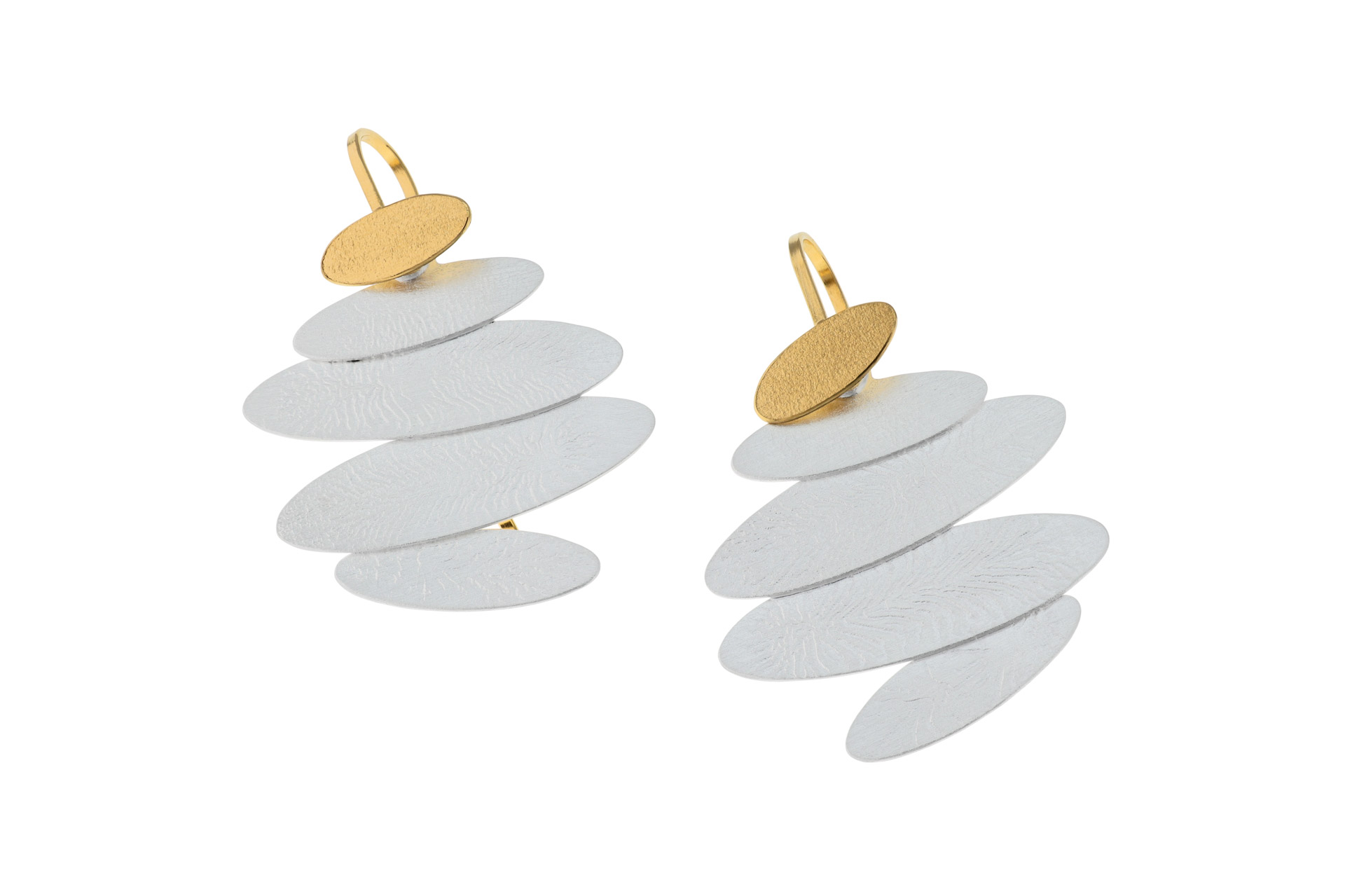 Der Ohrschmuck Silber beweglich ist ein eleganter Plättchen-Ohrhänger. Diese silbernen Ohrringe bieten durch ihr bewegliches Design einen besonderen Tragekomfort und stilvolle Bewegungsfreiheit. Perfekt für den täglichen Gebrauch oder besondere Anlässe, passen sie zu jedem Outfit und unterstreichen dezent Ihr Erscheinungsbild. Tragen Sie sie mit offenem oder hochgestecktem Haar für maximale Wirkung.