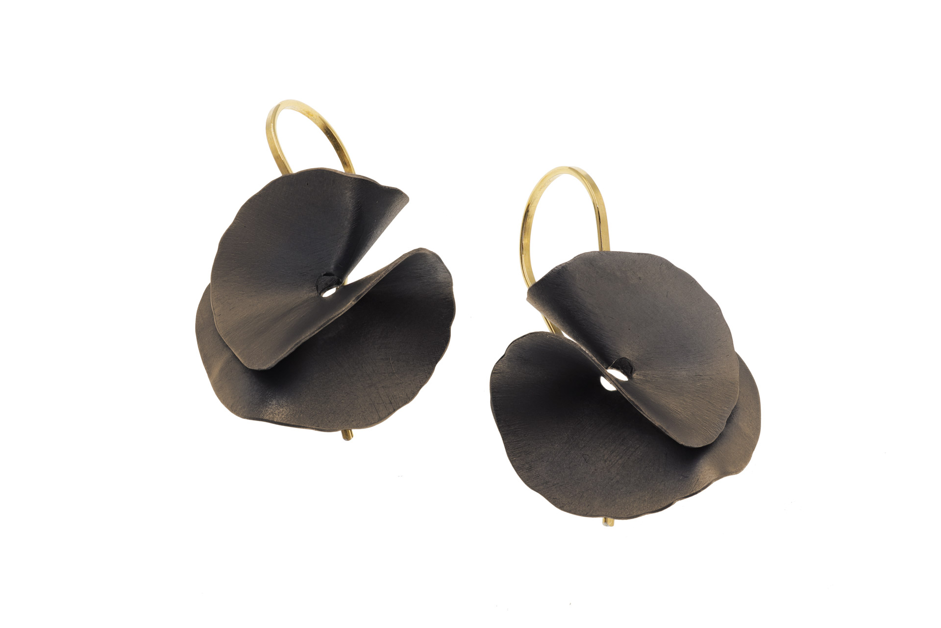 Dieser Ohrschmuck Silber geschwärzt  ist ein stilvolles Paar Ohrhänger. Hergestellt aus geschwärztem Silber, verleihen sie jedem Outfit einen eleganten Touch. Ideal für den täglichen Gebrauch oder besondere Anlässe. Tragen Sie sie zu einem hochgesteckten Haar oder einem eleganten Abendkleid, um ihre Wirkung zu maximieren. Perfekt für moderne Schmuckliebhaber.