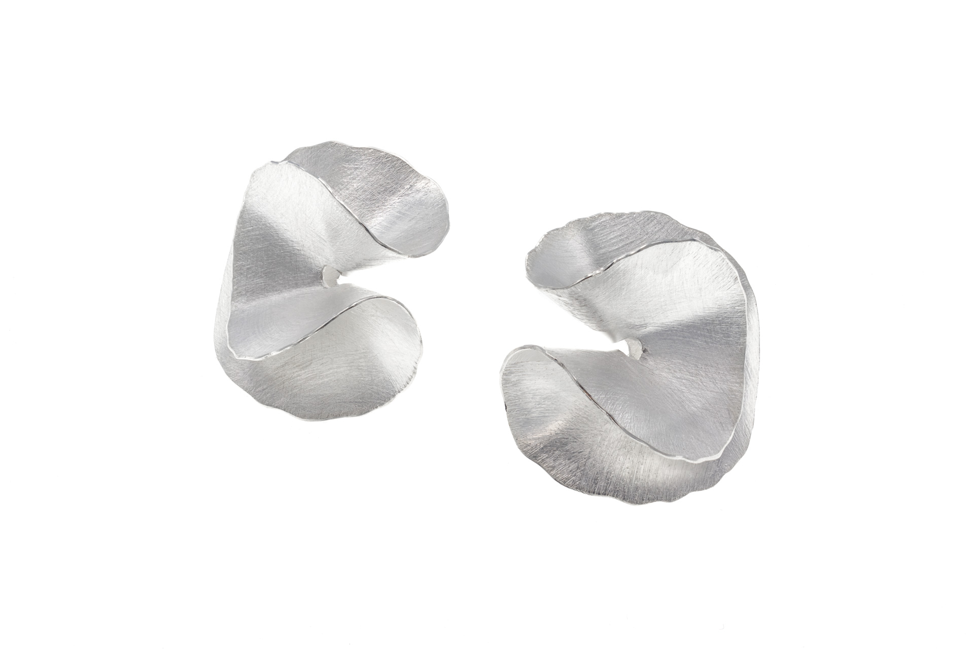 Die Ohrschmuck Silber ist ein elegantes Schmuckstück der Kategorie Creolen-Ohrringe. Diese silbernen Creolen sind vielseitig und können sowohl zu formellen Anlässen als auch im Alltag getragen werden. Kombinieren Sie sie mit einem schicken Abendkleid oder einem lässigen Outfit, um Ihrem Look das gewisse Etwas zu verleihen. Perfekt für jeden Stil!