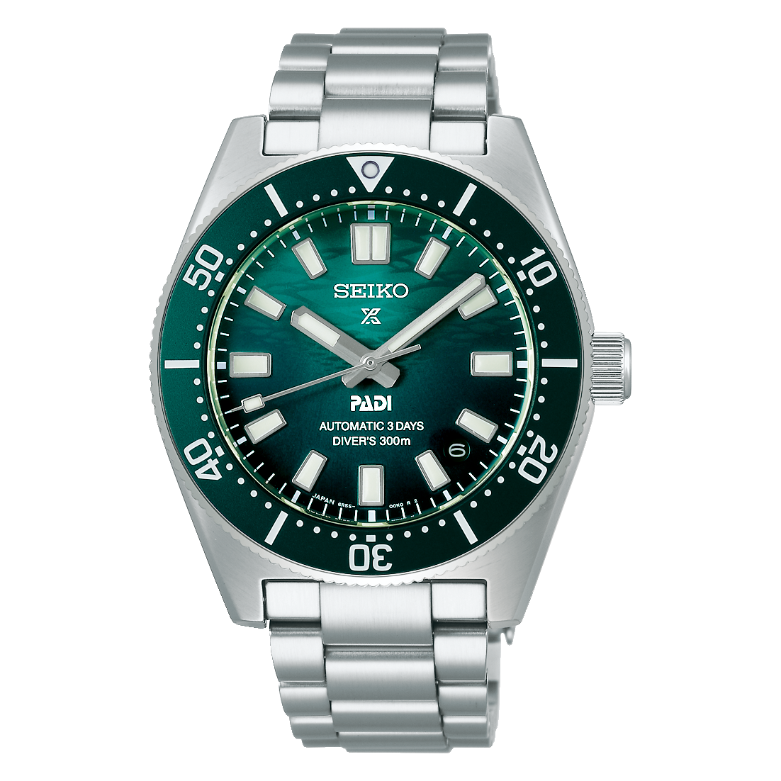 Dit Seiko horloge behoort tot de Prospex collectie en is een Padi Special Edition.
Referentienummer: SPB501J1

De smaragdgroene wijzerplaat met kleurverloop is geïnspireerd op het glinsterende licht en het rimpelende oppervlak zoals gezien vanonder de waterspiegel.

De band, gemaakt van uit afgedankte visnetten gerecycled nylon, is op complexe wijze geweven met behulp van de traditionele Japanse techniek Seichu, die vaak wordt gebruikt bij obi riemen voor kimono’s.

De nieuw ontworpen sluiting kan in zes stappen van elk ongeveer 2,5 mm worden versteld, voor een totaal bereik van circa 15 mm. Hierdoor draagt de horloge altijd comfortabel, ook als de pols tijdens het duiken of in het dagelijks leven van omvang verandert.