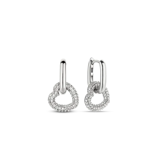 Deze TI SENTO vergulde schakeloorbellen 7918ZI pronken met twee luxe pavé hartjes. De oorbellen zijn vervaardigd uit de hoogste kwaliteit 925 sterling zilver en verguld. De pavé hartjes zijn met de hand gezet met glinsterende cubic zirconia (CZ) stenen. Blaise Pascal had het bij het juiste eind toen hij zei, “het hart heeft zijn redenen, die het verstand niet kent”. Laat deze schitterende vintage oorbellen je daaraan herinneren. Mix en match ze met andere oorbellen om je eigen unieke ear-party te creëren. Deze oorbellen zijn volledig nikkelvrij en hypoallergeen.