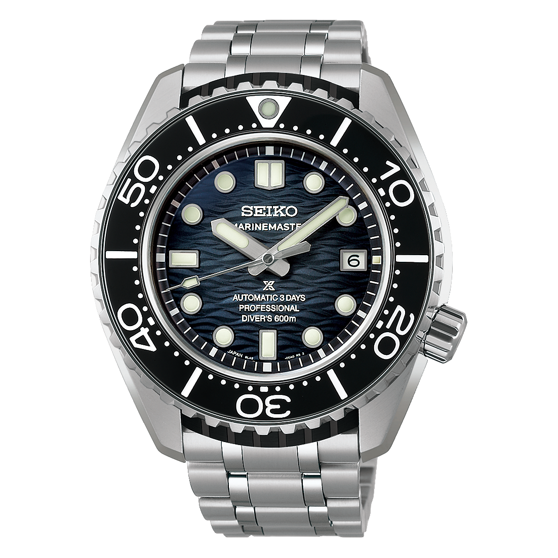 Dit Seiko horloge behoort tot de Prospex collectie en is een Limited Edition met een oplaag van 600 stuks, ter ere van het 60 jarige jubileum van het eerste Seiko Prospex Marinemaster horloge. 

Dit Seiko Prospex Marinemaster horloge is uitgerust met een automatisch kaliber 8L45 uurwerk met een gangreserve van 72 uur. Dit high- end duikershorloge belichaamt de technologie en expertise die Seiko heeft ontwikkeld in het creëren van duikhorloges. De aantrekkingskracht ligt niet alleen in de uitzonderlijke prestaties, maar ook in de verfijnde schoonheid van het ontwerp en de minutieuze afwerking van details.

Het flagschipmodel, de Marinemaster Professional, is ontworpen om te voldoen aan de meer gespecialiseerde en veeleisende eisen van professionele duikers. 

Het horloge heeft een nieuwe, getextureerde wijzerplaat met een patroon dat doet denken aan de diepzee.
Een dikke, heldere verflaag zorgt voor een glanzende afwerking die de schoonheid van de wijzerplaat versterkt,
en tegelijkertijd een ongekende diepte creëert.