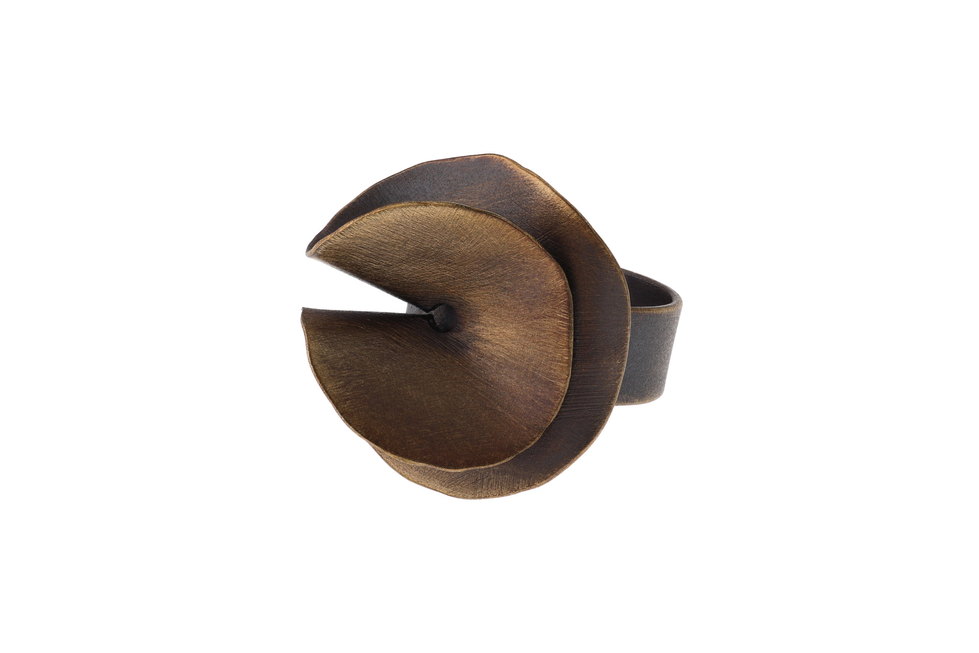 Der Silberring R049142 ist ein stilvoller, brünierter Schmuck, der in die Kategorie "JEWEL" fällt und speziell als "RING" gekennzeichnet ist. Tragen Sie dieses elegante Schmuckstück an einem formellen Abend oder als tägliches Accessoire, um jedem Outfit einen Hauch von Raffinesse und Klasse zu verleihen. Perfekt für jeden Anlass.