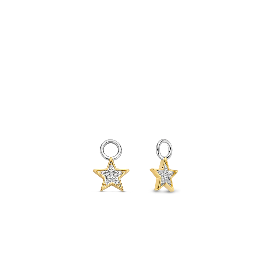 Deze TI SENTO vergulde zilveren oorbedels 9244ZY zijn ontworpen in de vorm van sterren en verrijkt met een pavé van cubic zirconia steentjes. Deze stralende oorbellen zijn vervaardigd uit 925 sterling zilver en staan symbool voor een eindeloos prachtige nachthemel. Blijf in thema en combineer de bedels met sterrenbeeld symbolen voor een schitterende look.