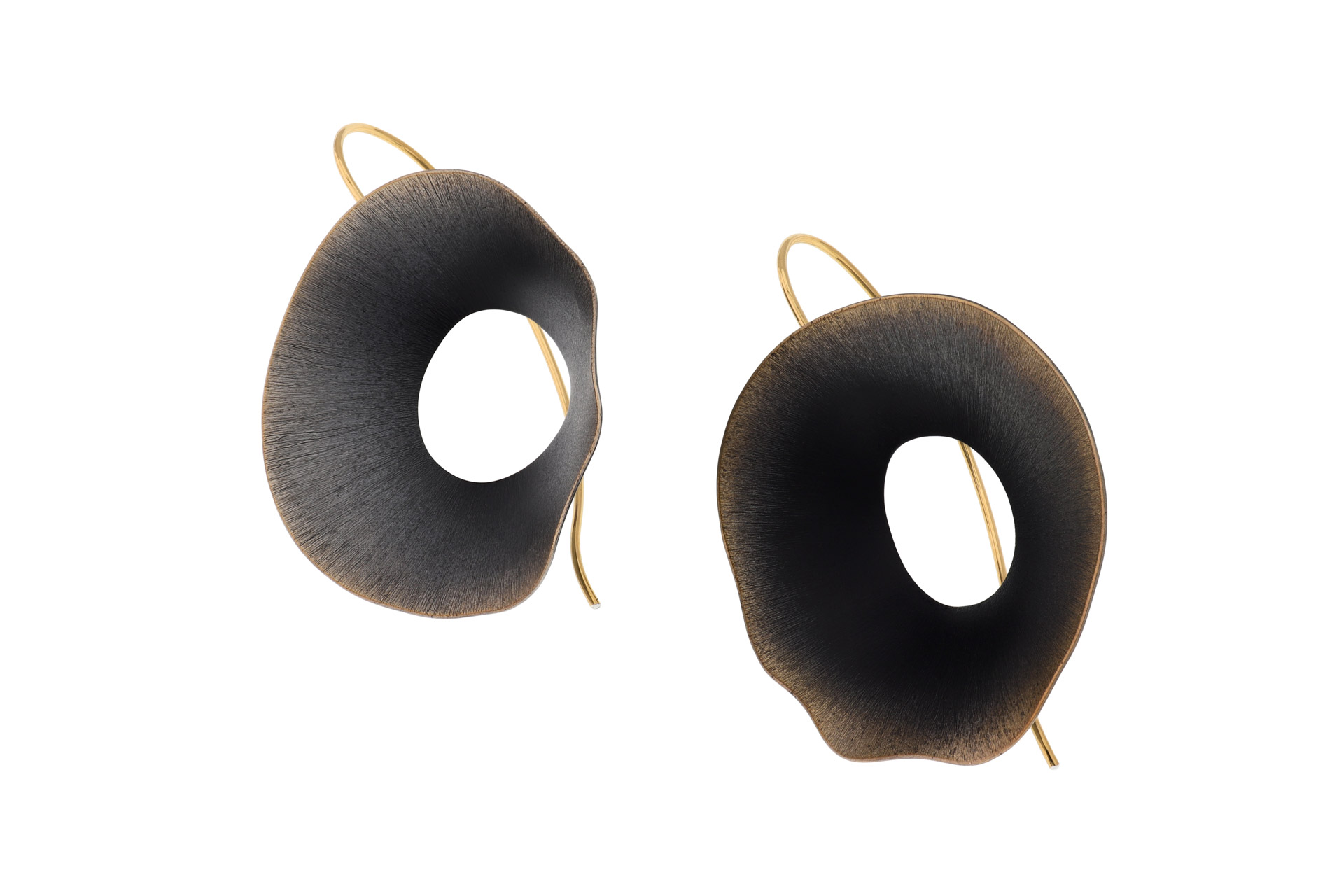 Der Ohrschmuck Silber brüniert bietet ein elegantes Design mit einem edlen, dunklen Finish. Dieser Ohrhänger steht für zeitlose Eleganz und Vielseitigkeit. Tragen Sie diesen Ohrschmuck sowohl zu formellen Anlässen als auch im Alltag, um jedem Outfit eine stilvolle Note zu verleihen. Perfekt für modebewusste Damen.