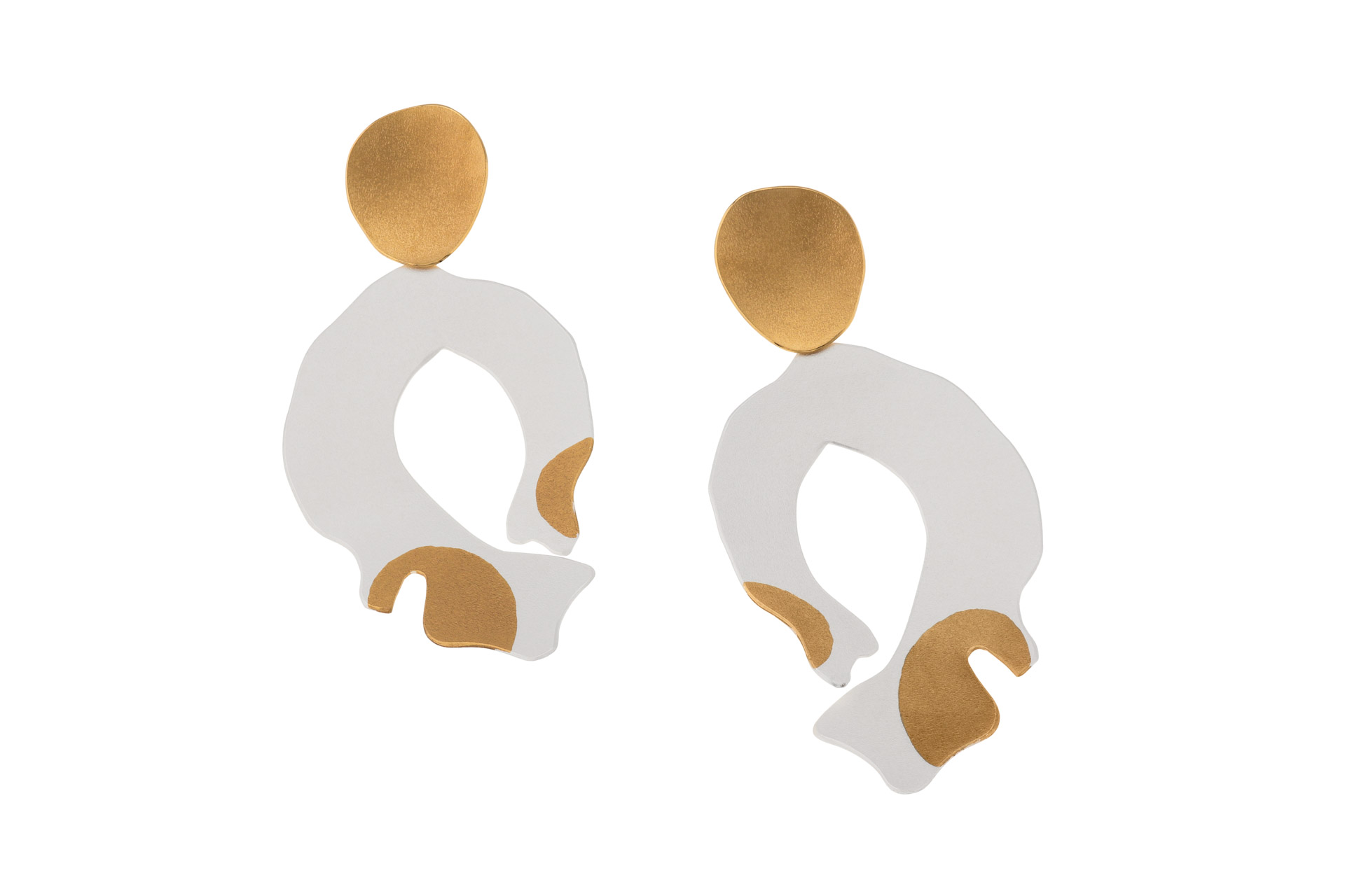 Dieser Ohrschmuck ist ein bicolor Ohrhänger aus vergoldetem Silber. Die Kombination aus Gold und Silber verleiht ihm einen modernen Look. Perfekt für den täglichen Gebrauch oder besondere Anlässe. Tragen Sie diesen eleganten Schmuck für einen stilvollen Akzent zu casual oder formellen Outfits. Ideal zum Verleihen eines extra Glanzes und Glamours.